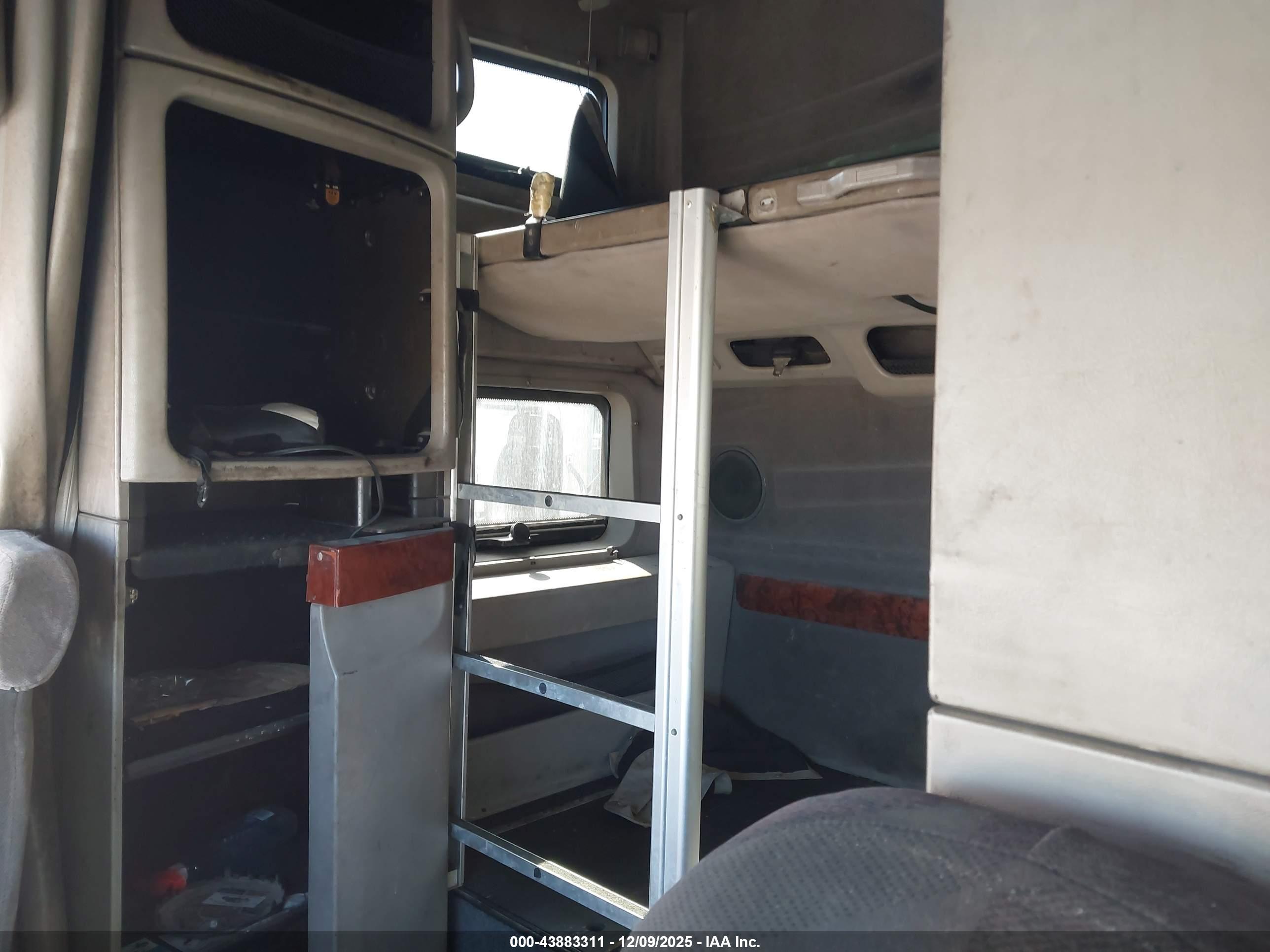 VOLVO VN image 8