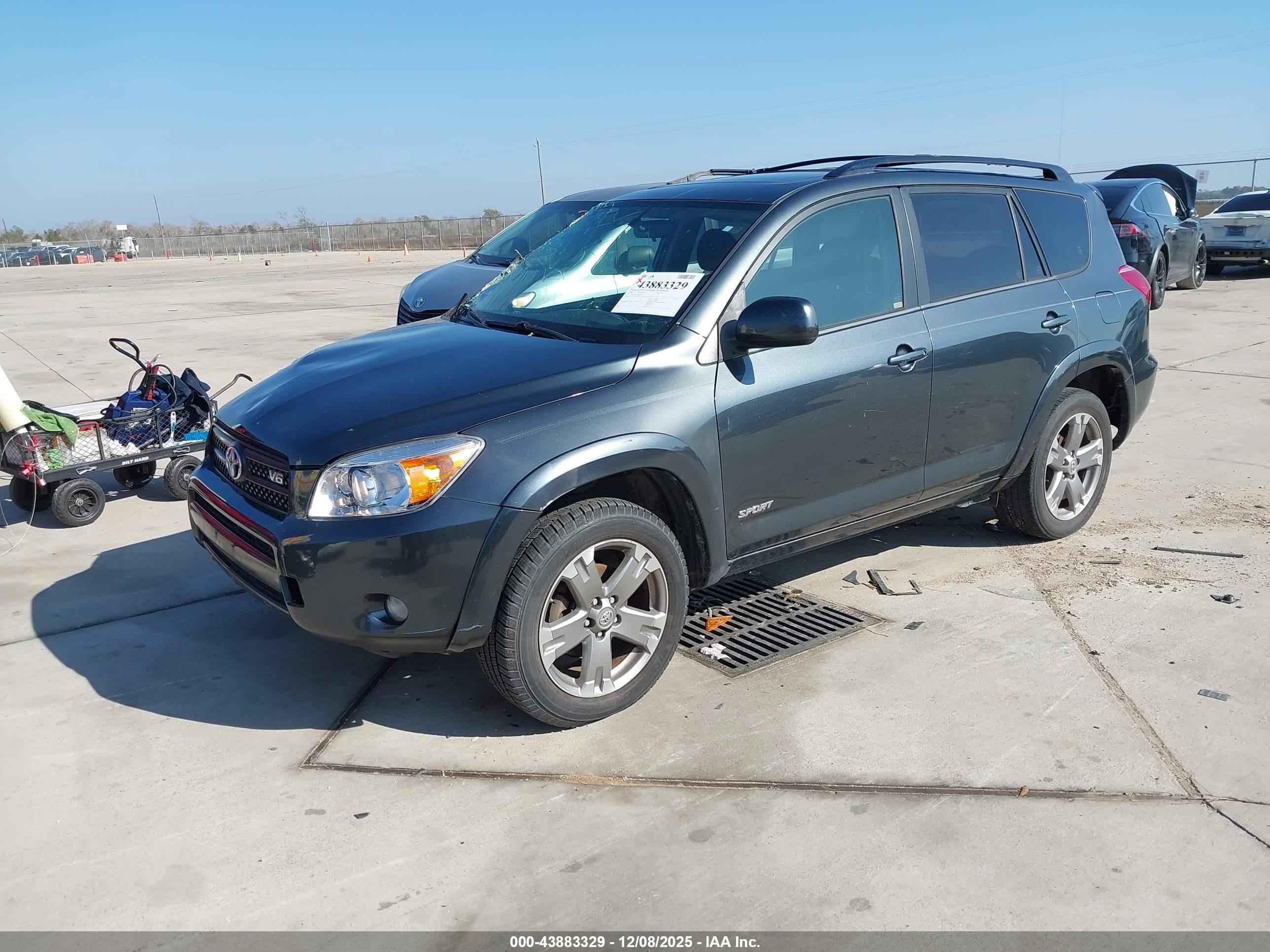 TOYOTA RAV4 image 2