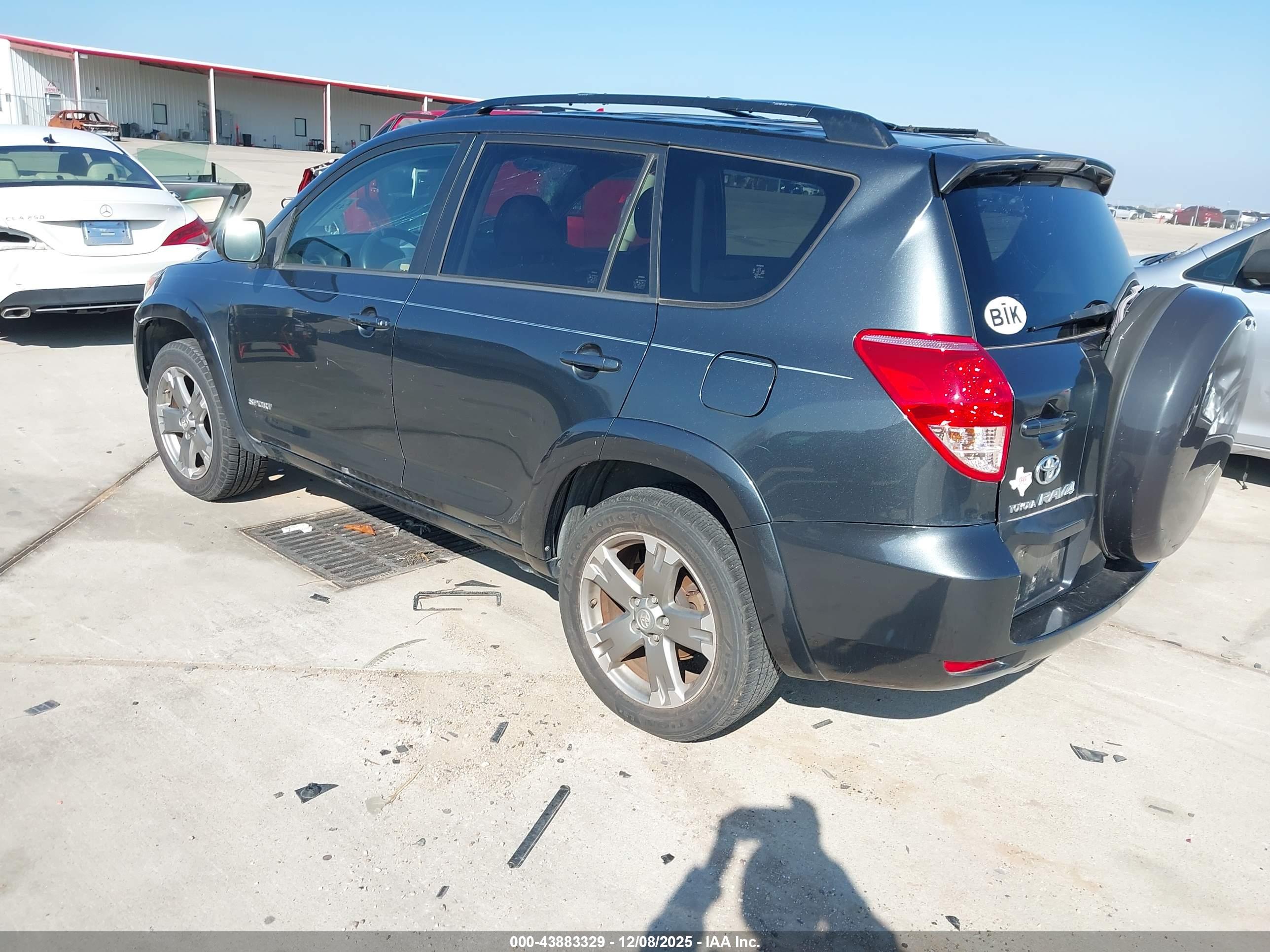 TOYOTA RAV4 image 3