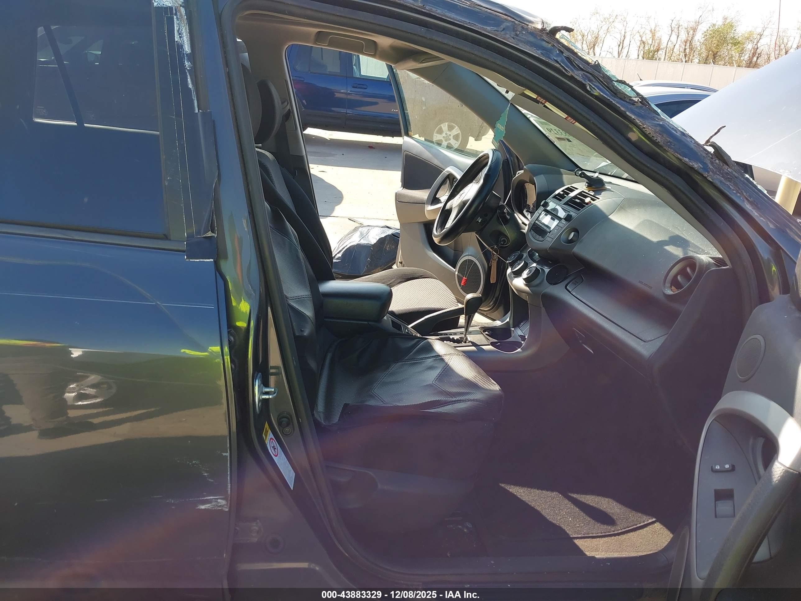 TOYOTA RAV4 image 5