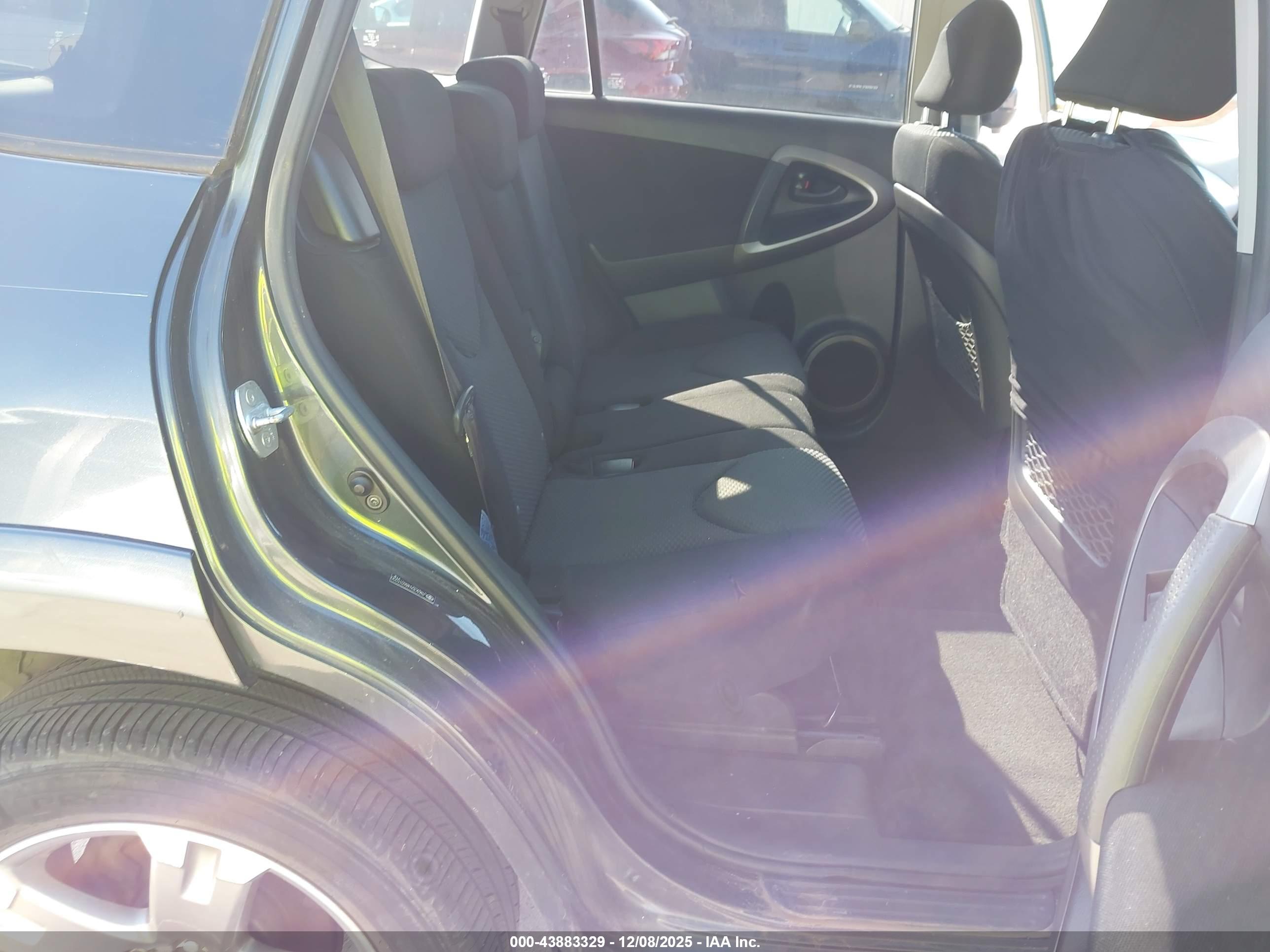 TOYOTA RAV4 image 8