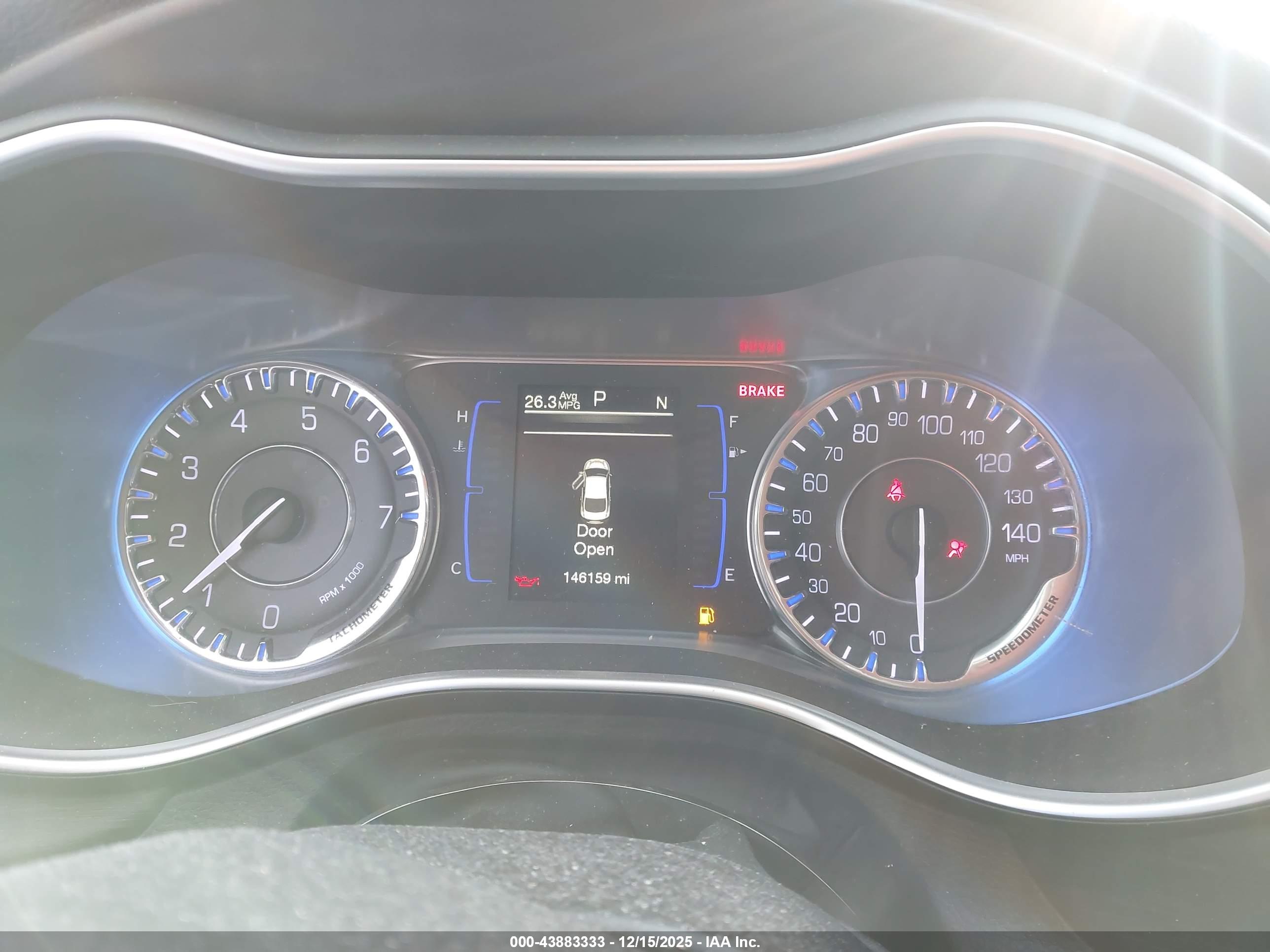 CHRYSLER 200 image 7