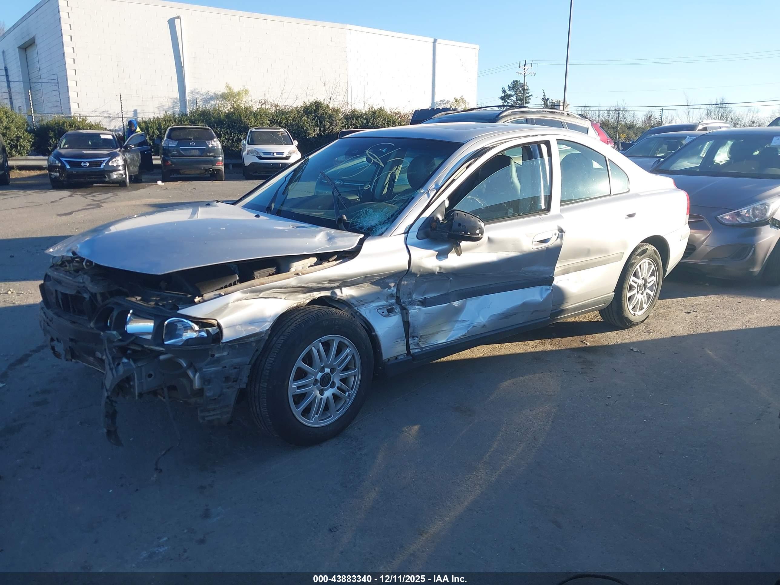 VOLVO S60 image 2