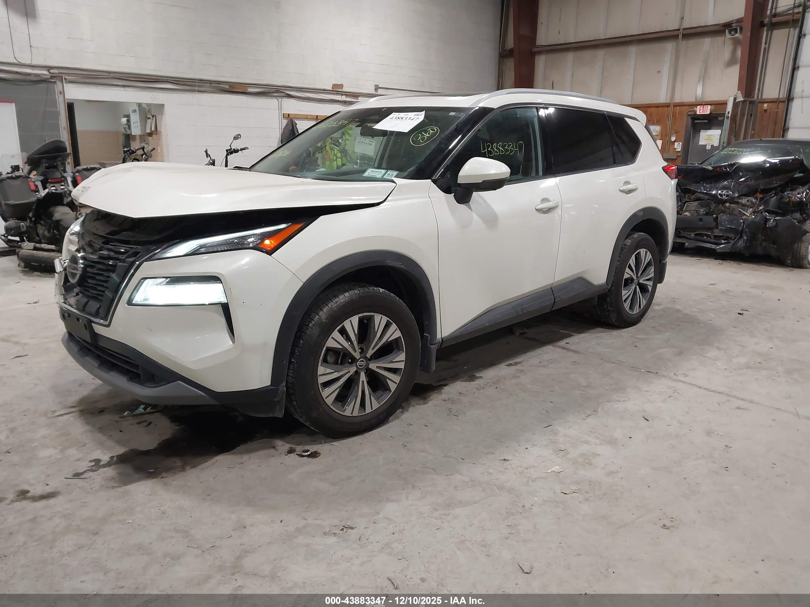NISSAN ROGUE image 2