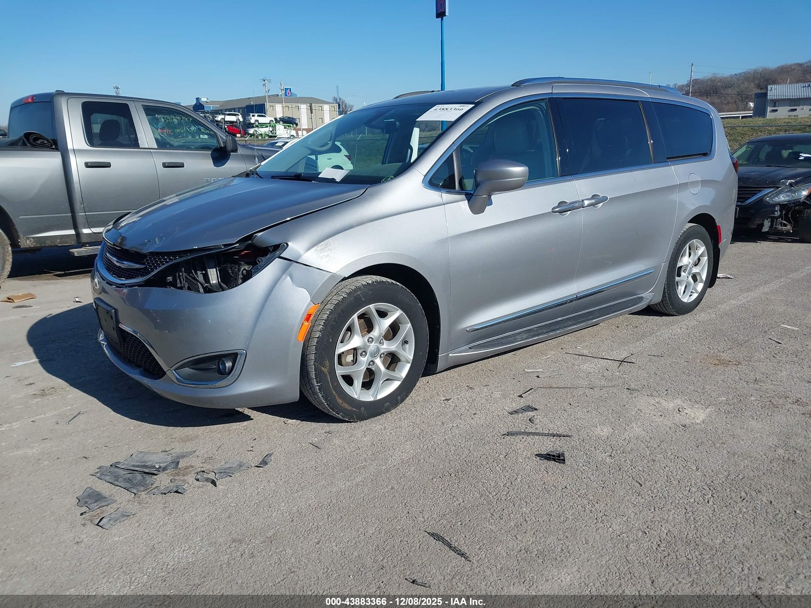 CHRYSLER PACIFICA image 2