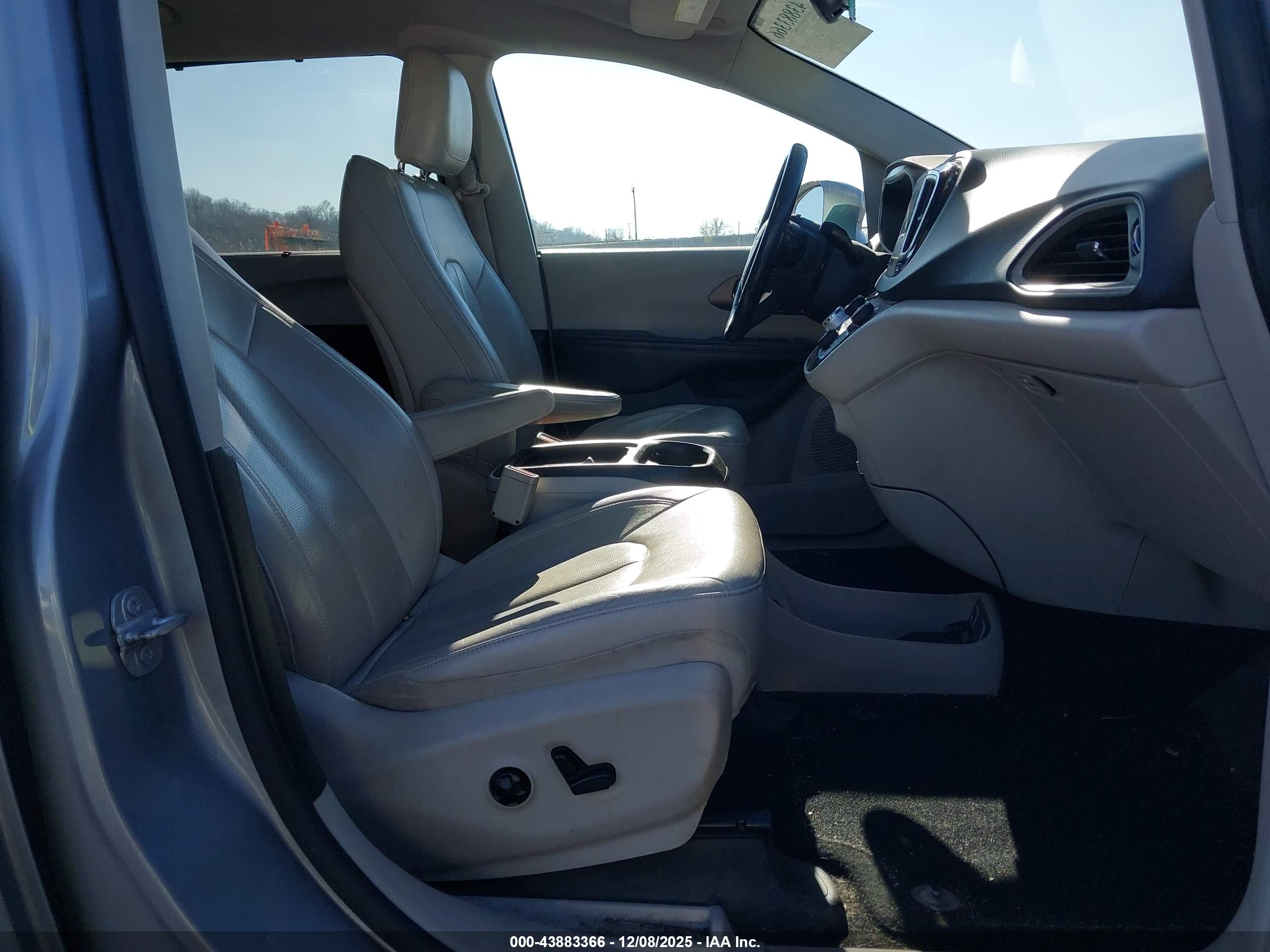 CHRYSLER PACIFICA image 5