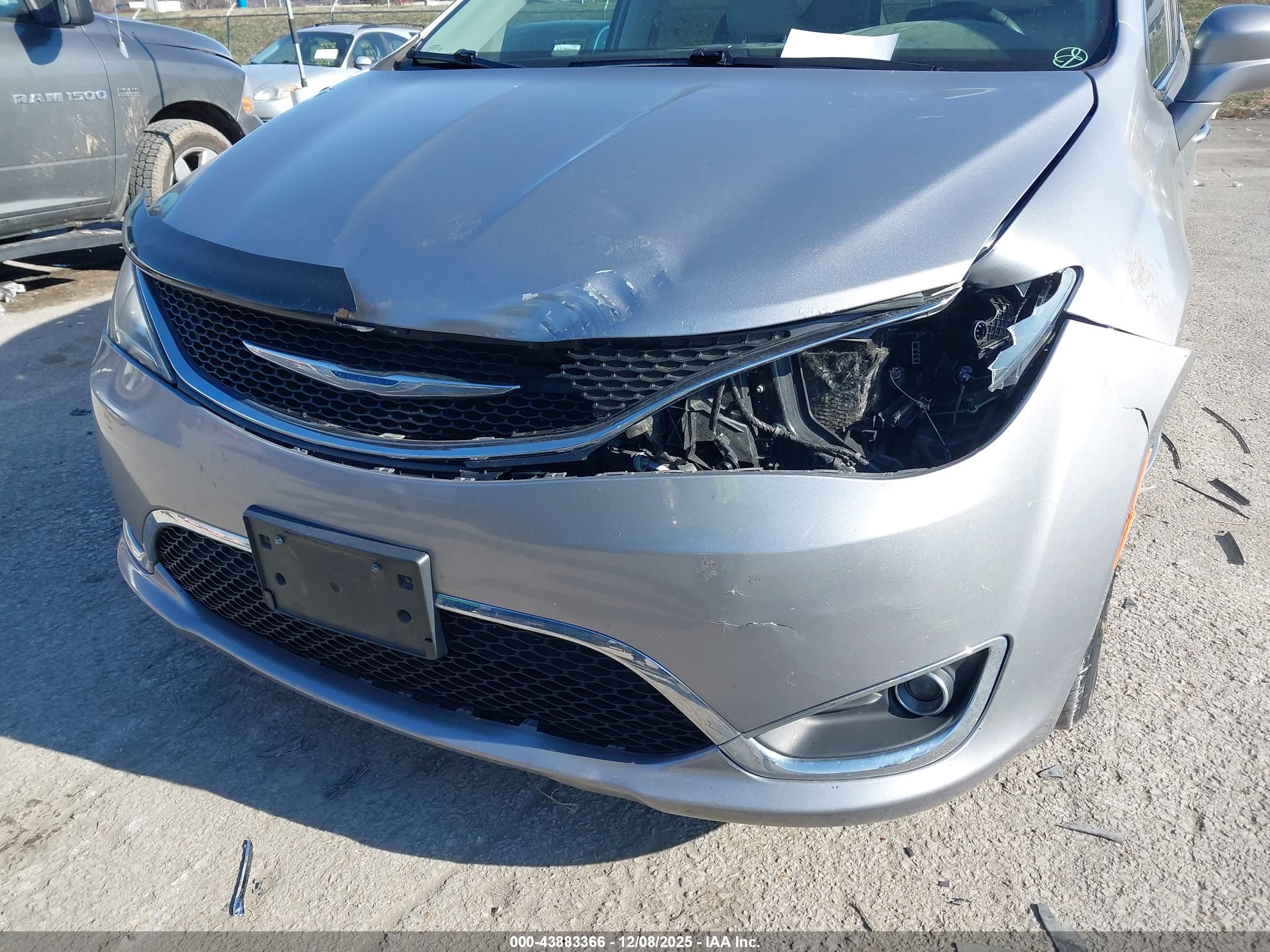 CHRYSLER PACIFICA image 6