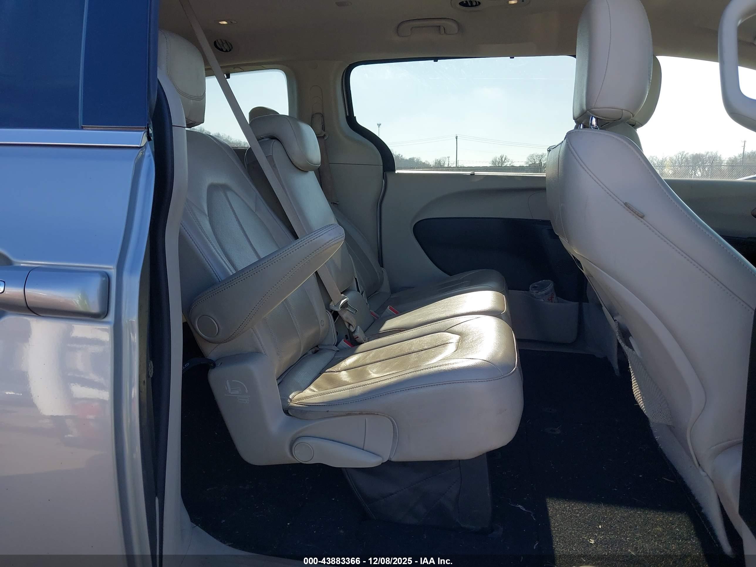 CHRYSLER PACIFICA image 8