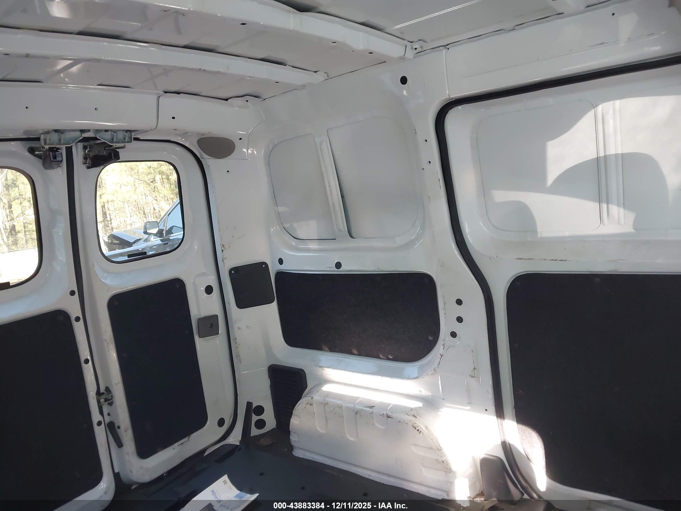 NISSAN NV200 image 8