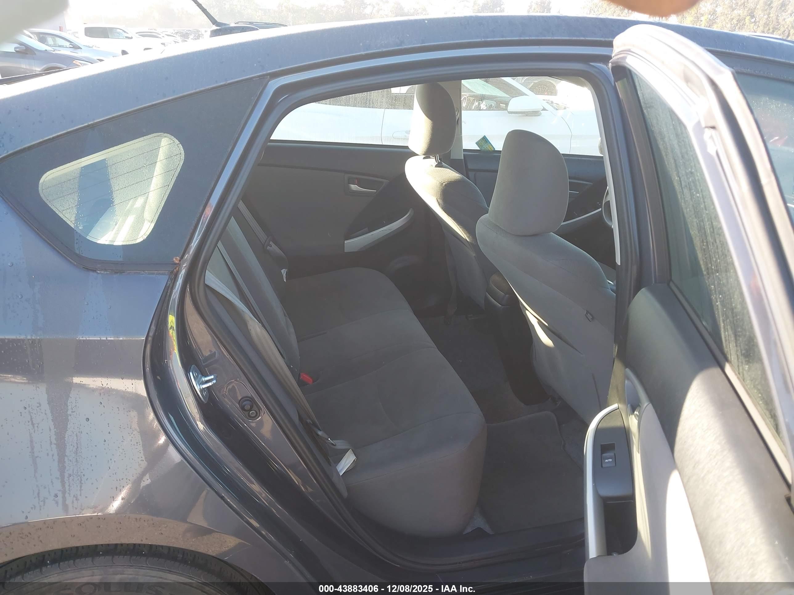 TOYOTA PRIUS image 8