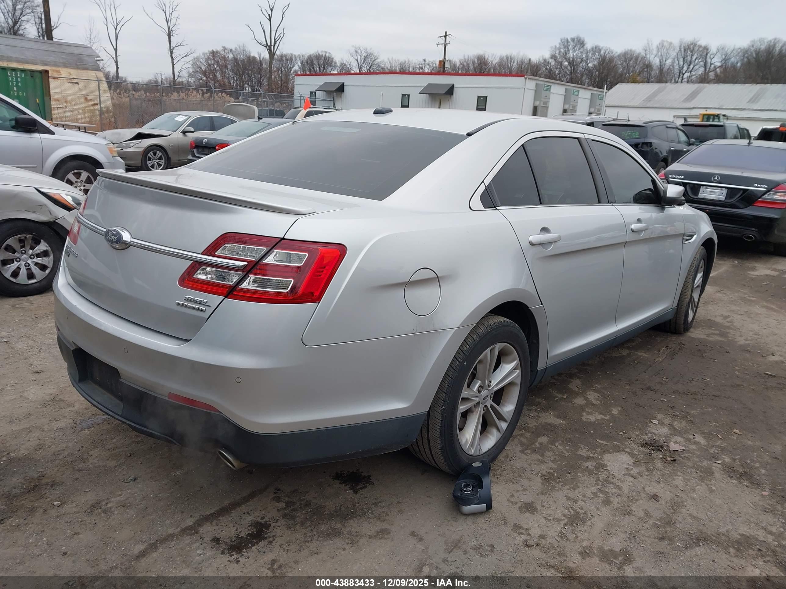 FORD TAURUS image 4