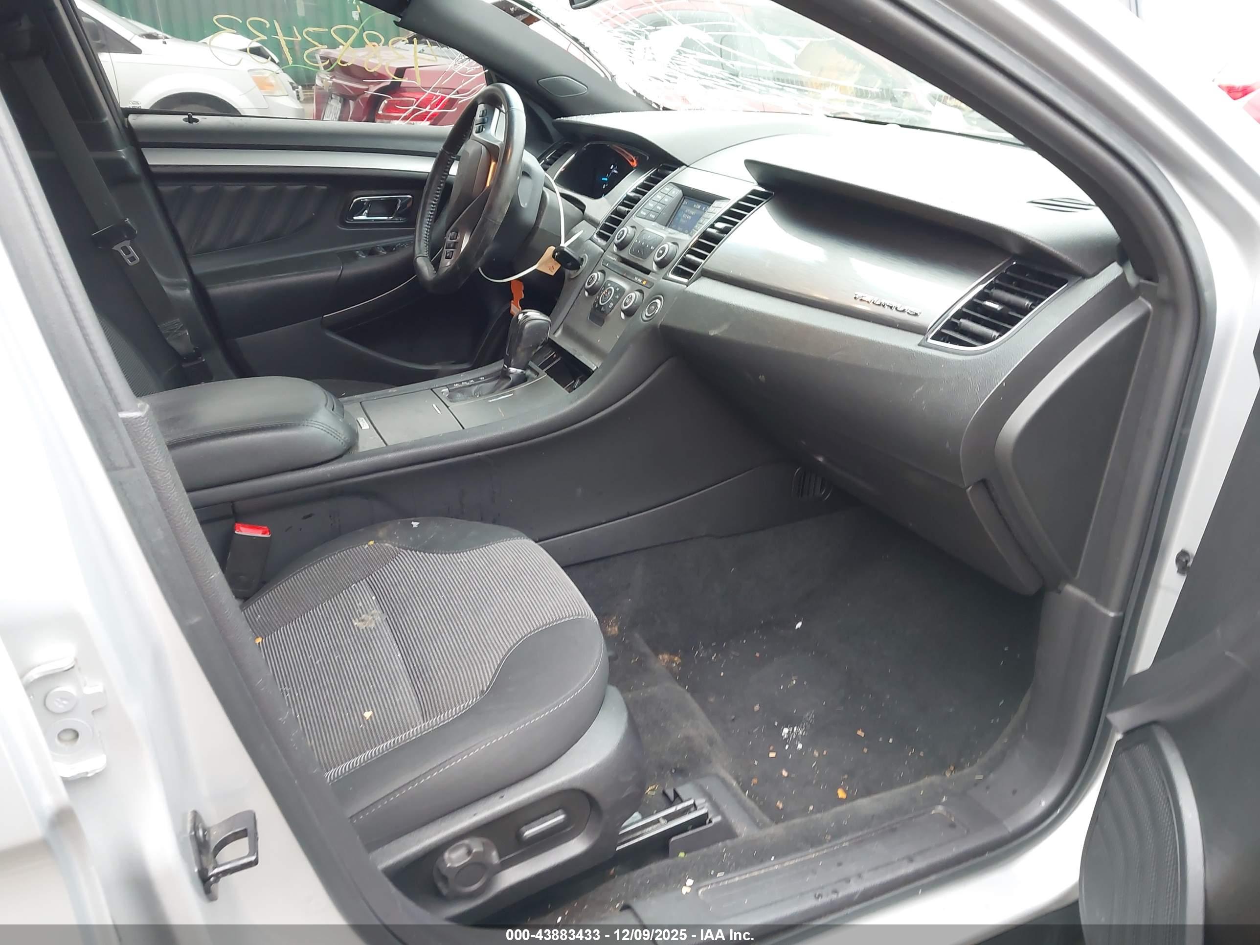 FORD TAURUS image 5