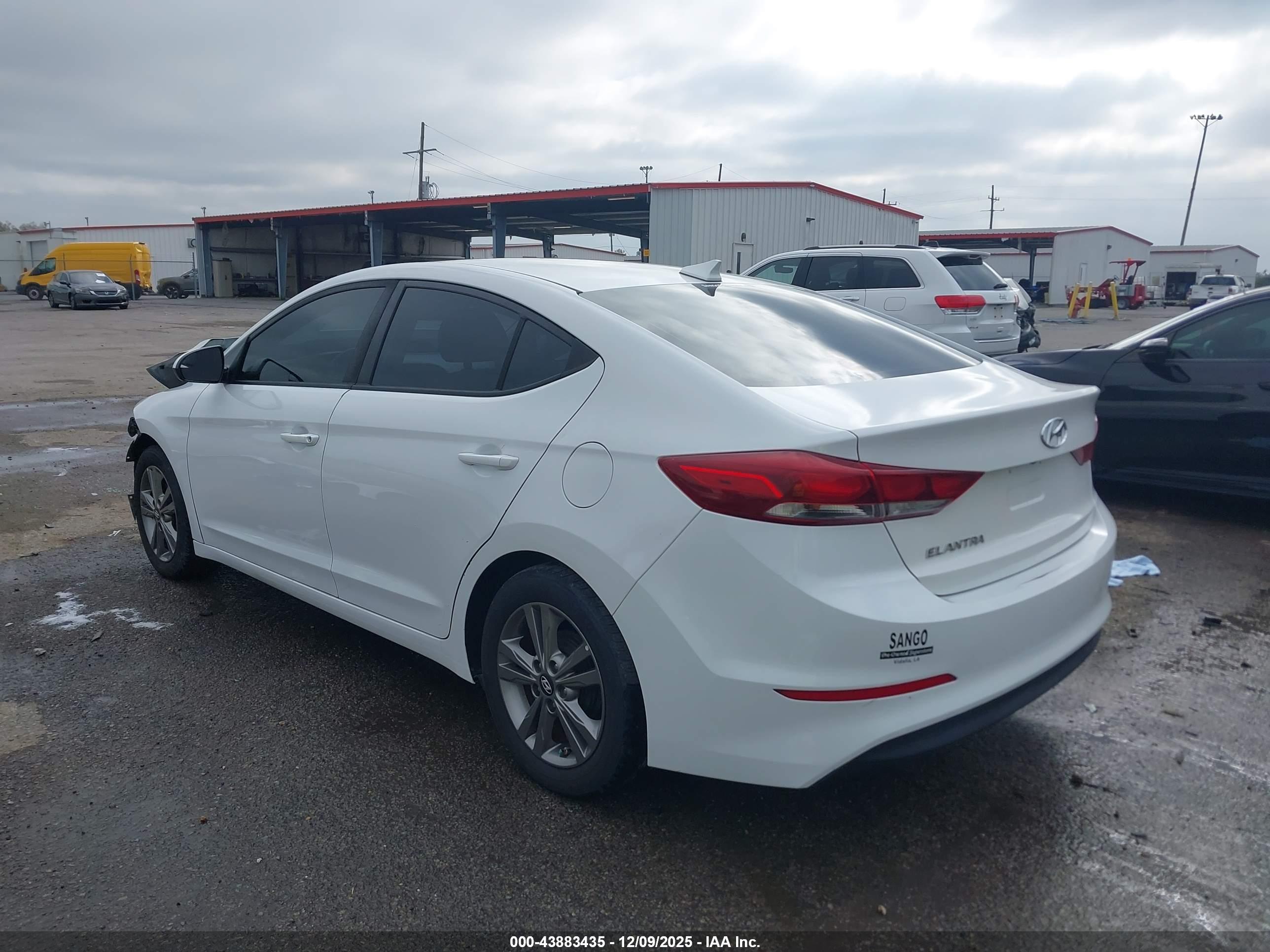 HYUNDAI ELANTRA image 3