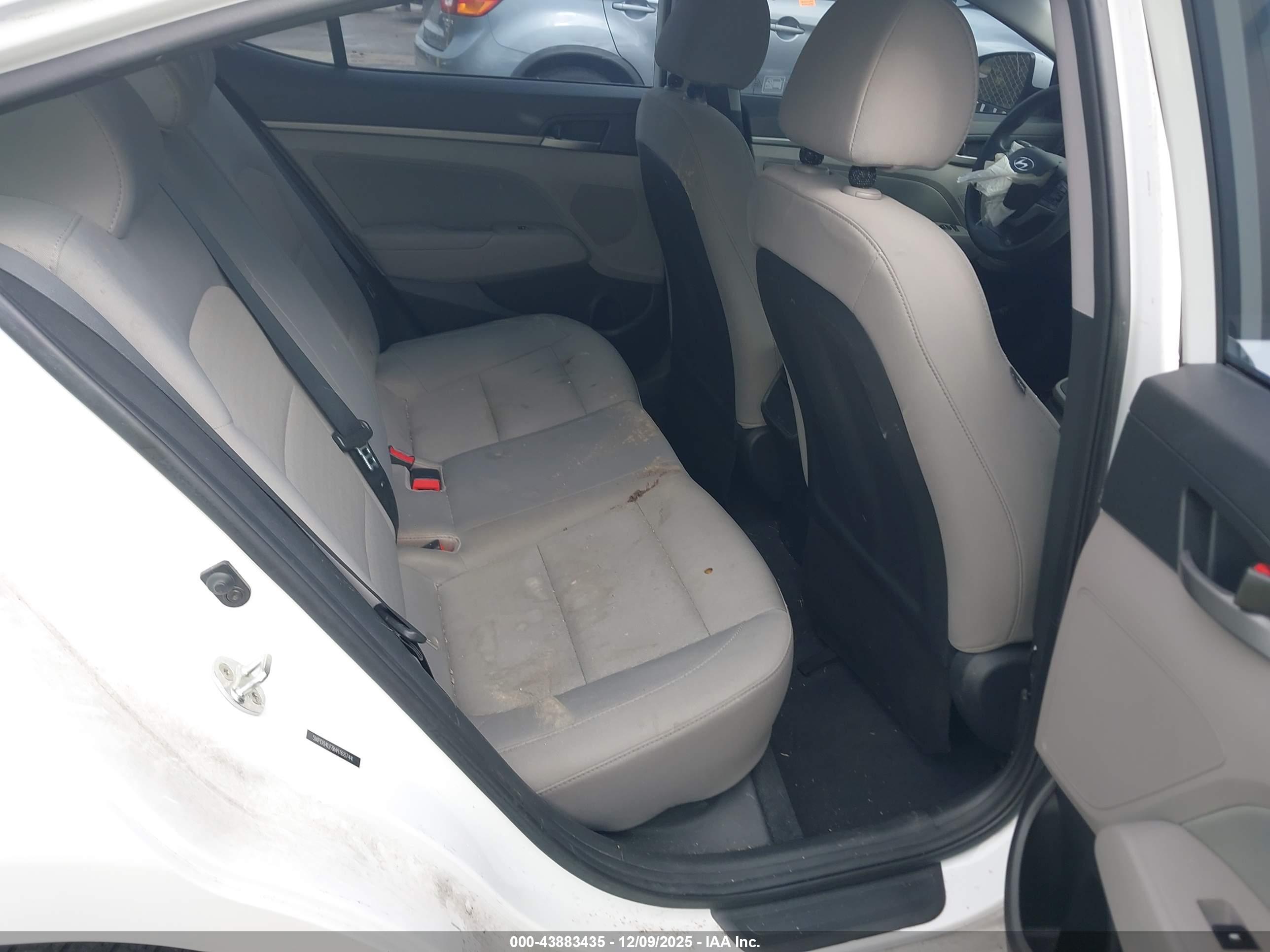 HYUNDAI ELANTRA image 8
