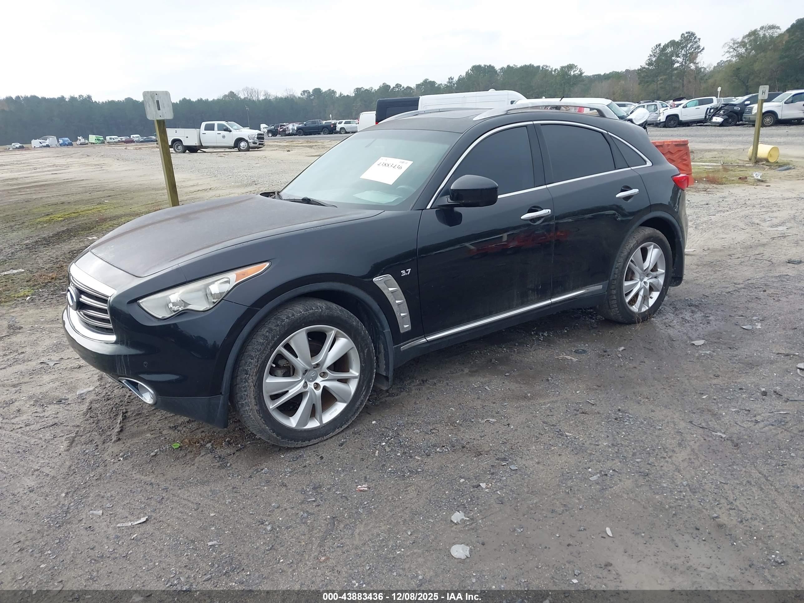 INFINITI QX70 image 2
