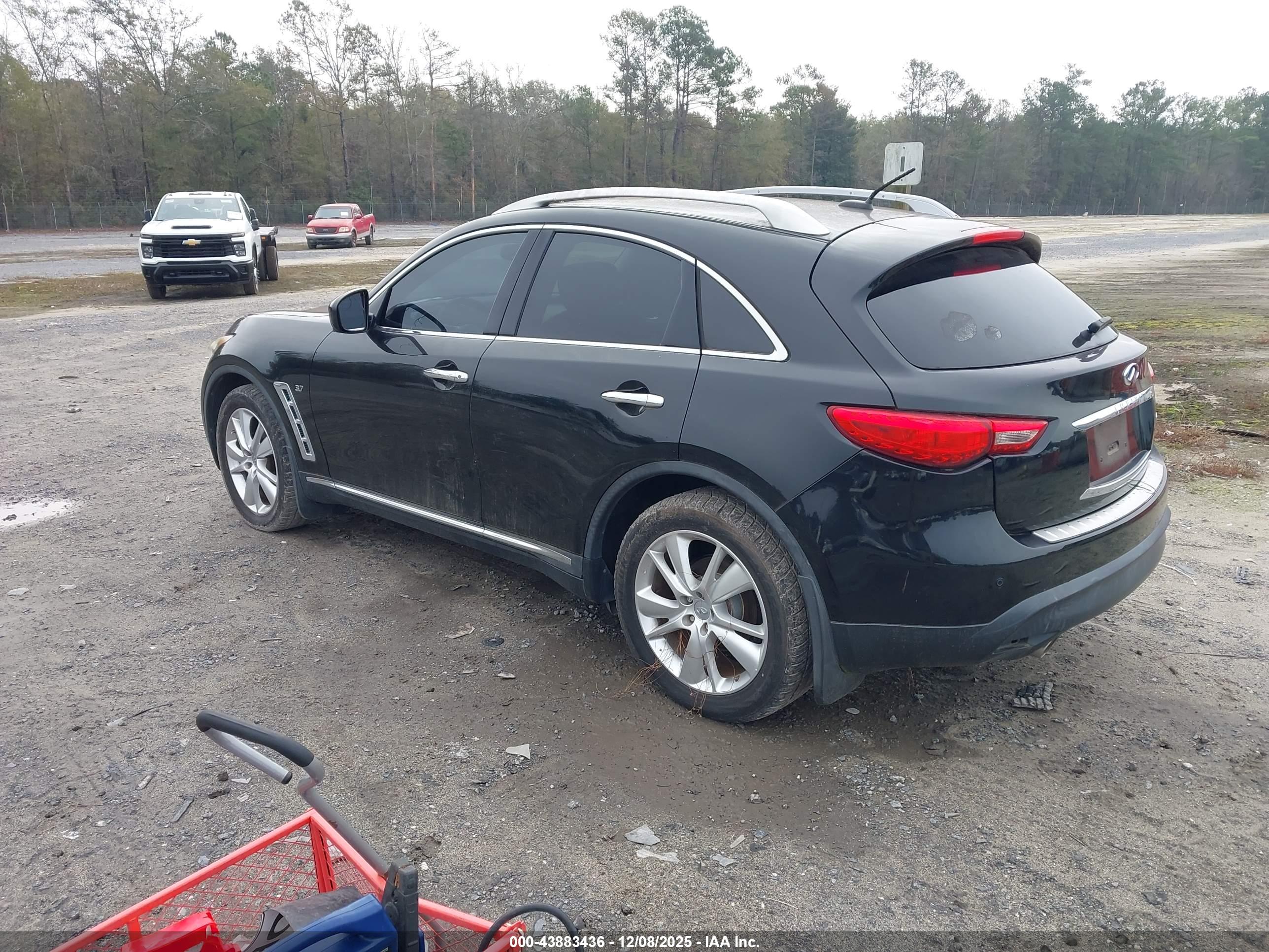 INFINITI QX70 image 3