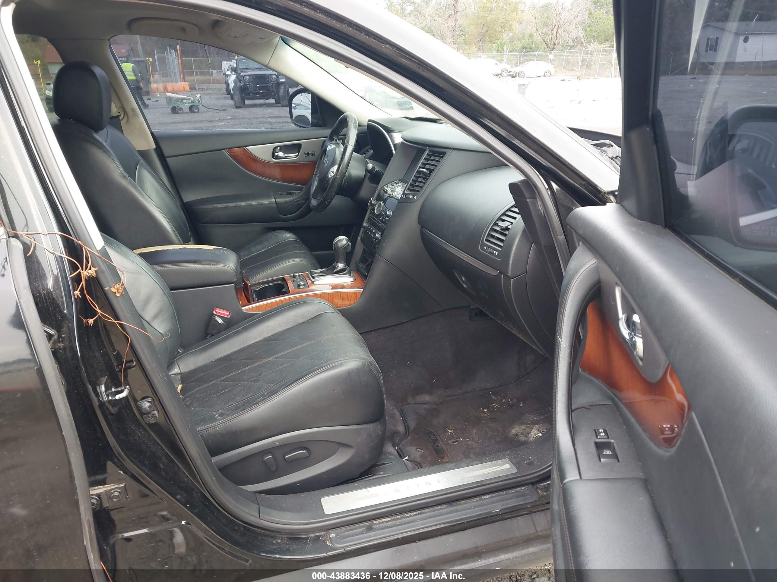 INFINITI QX70 image 5