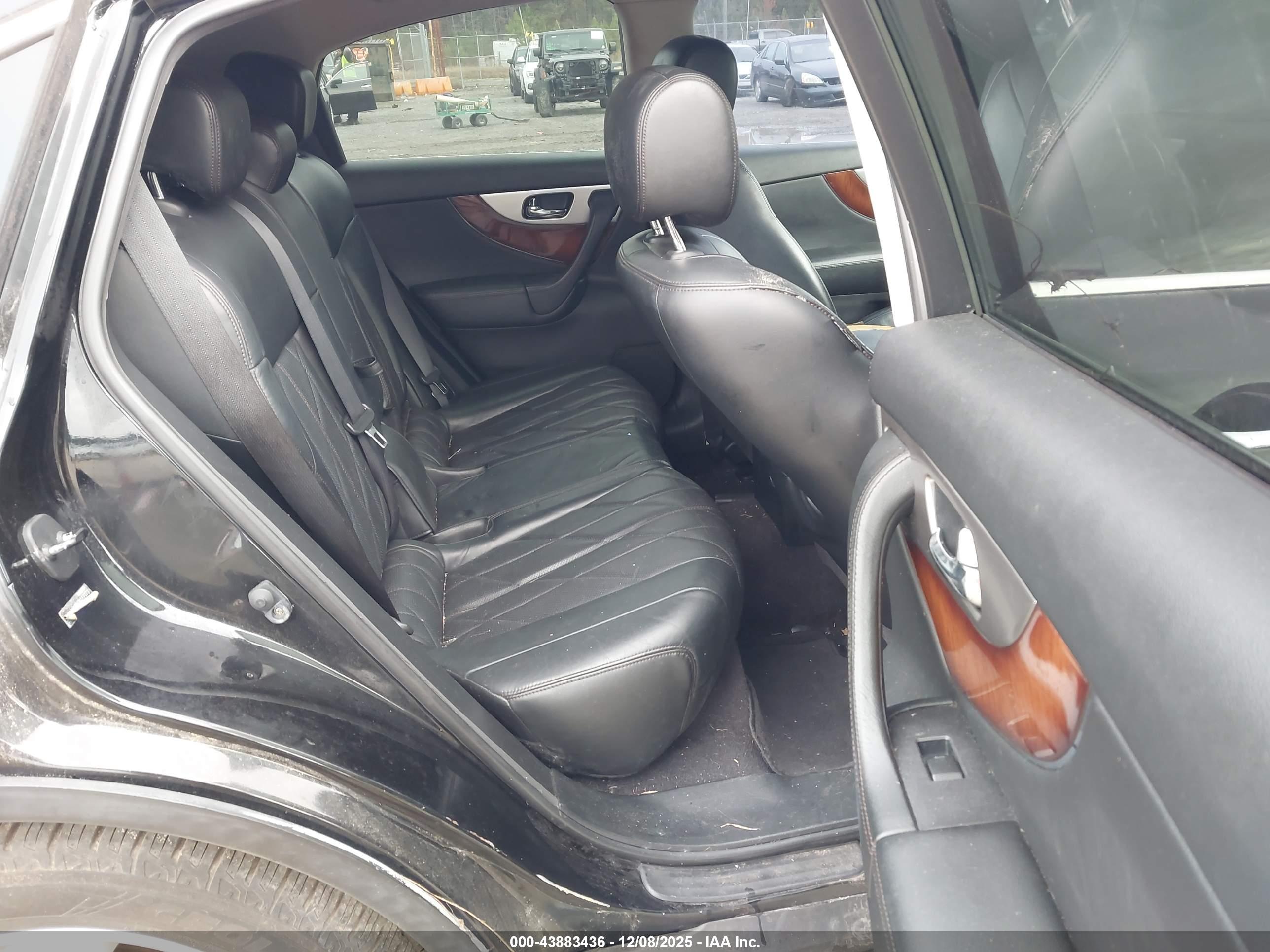 INFINITI QX70 image 8