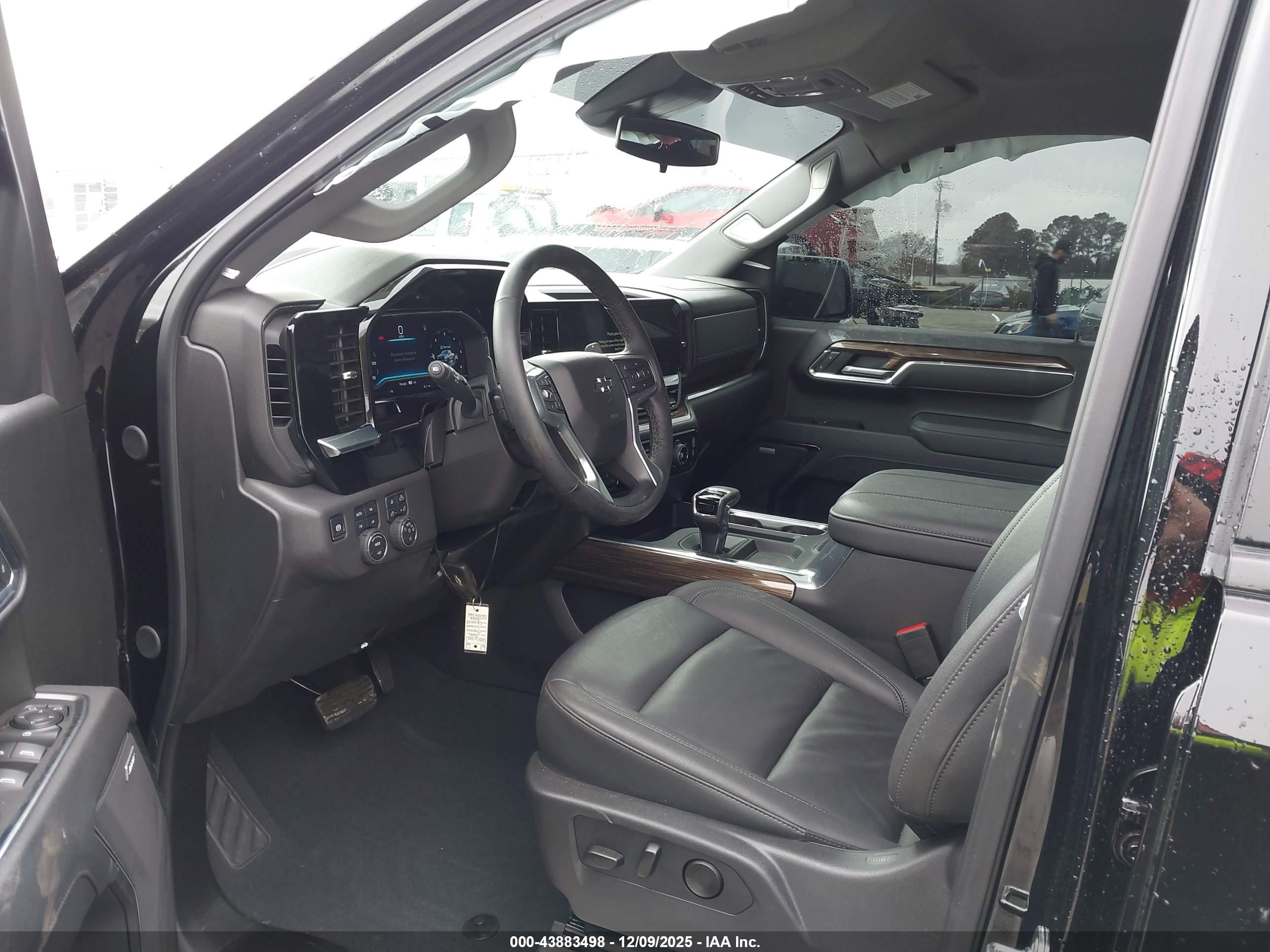 CHEVROLET SILVERADO image 5