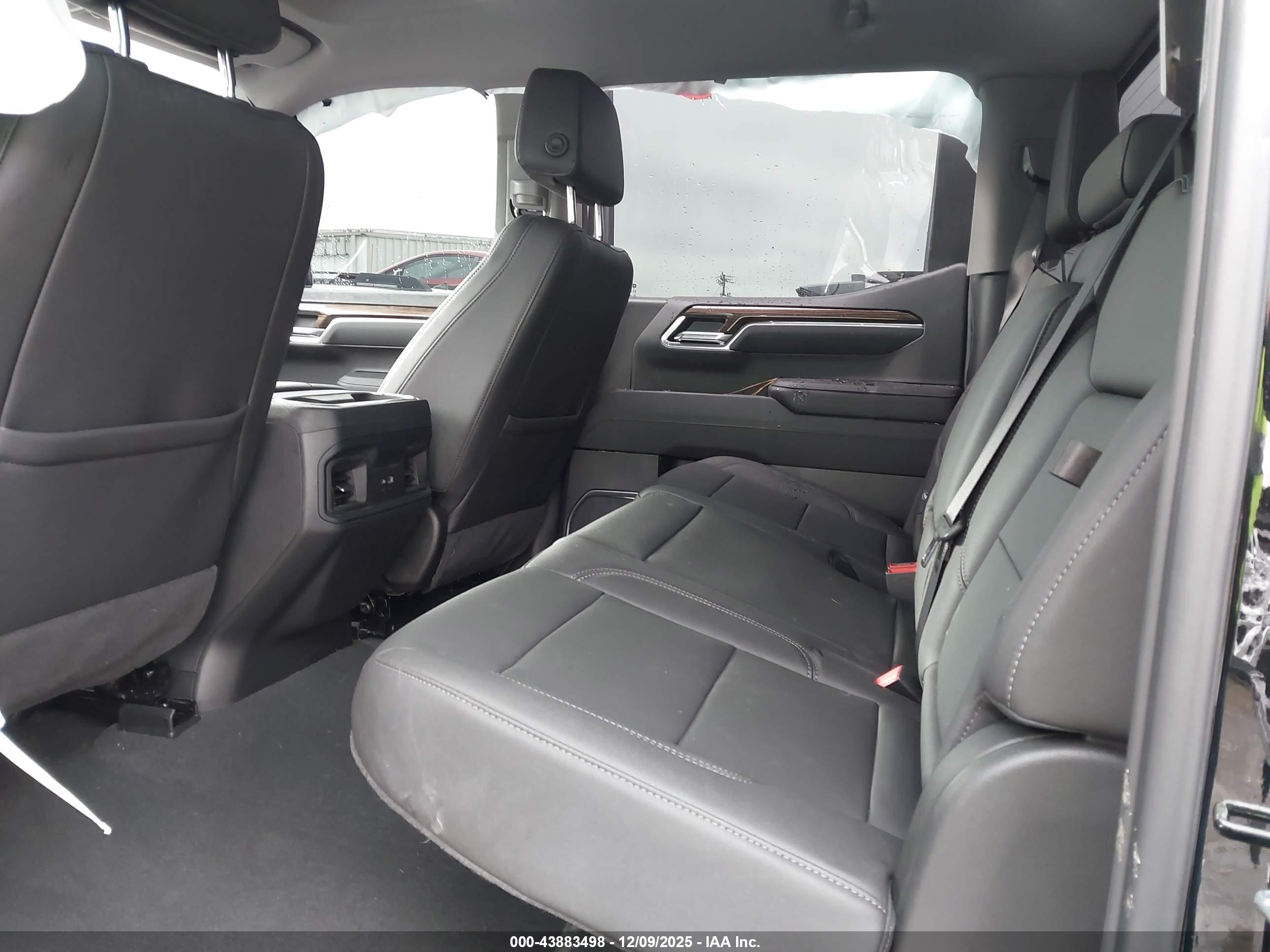 CHEVROLET SILVERADO image 8