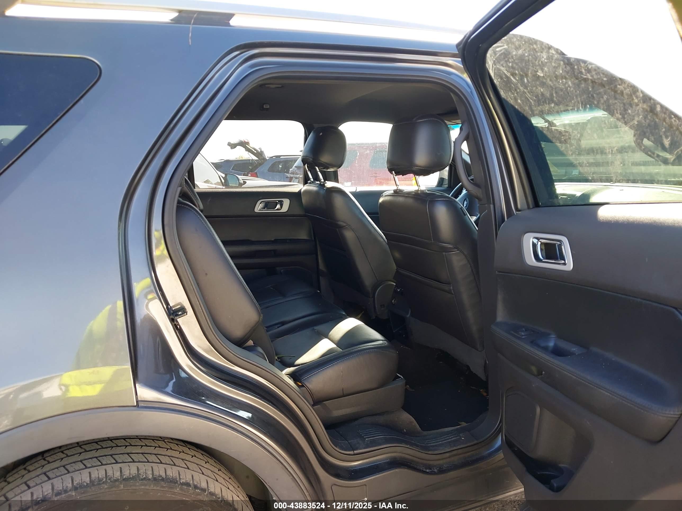 FORD EXPLORER image 8