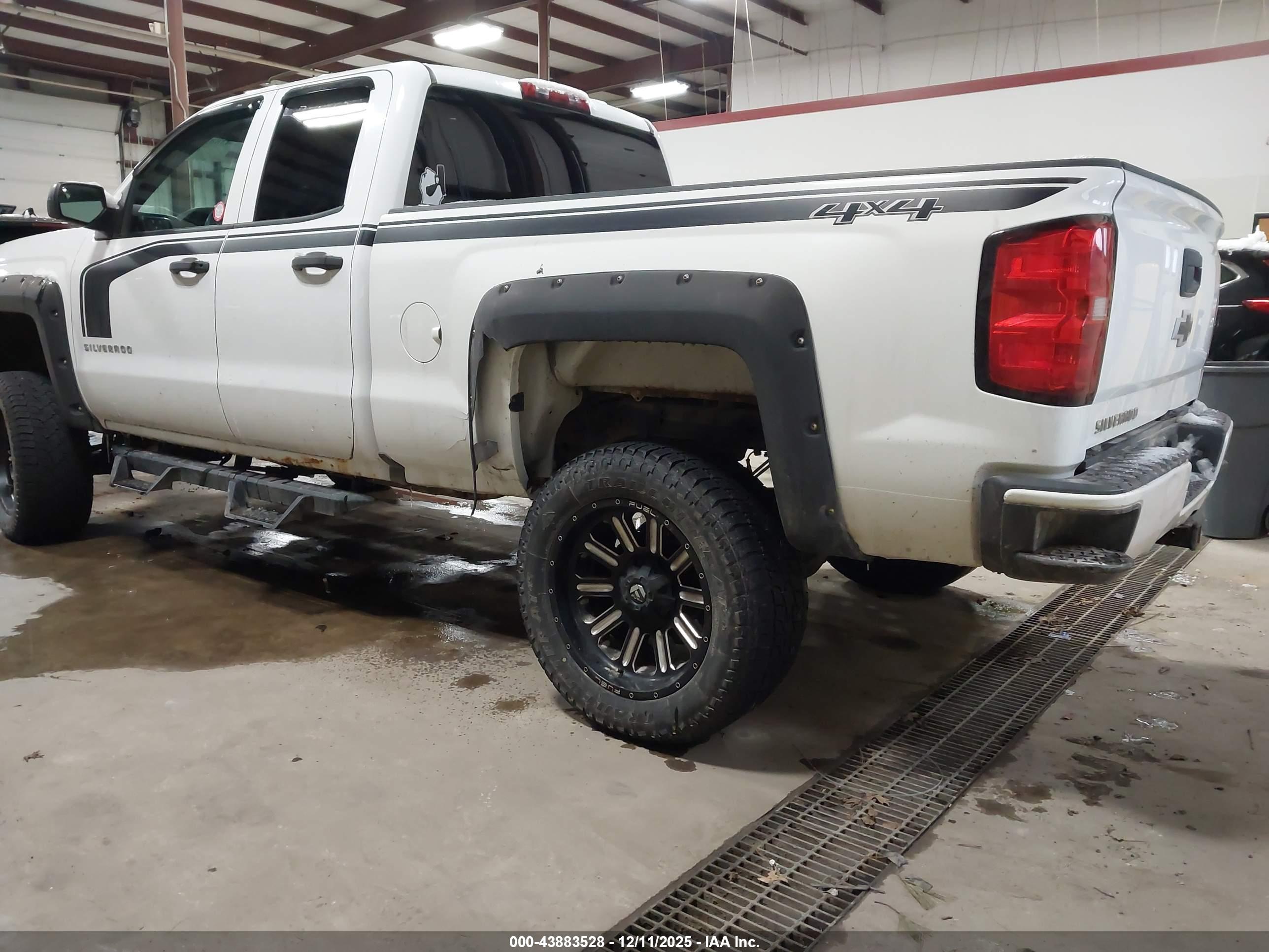 CHEVROLET SILVERADO image 3