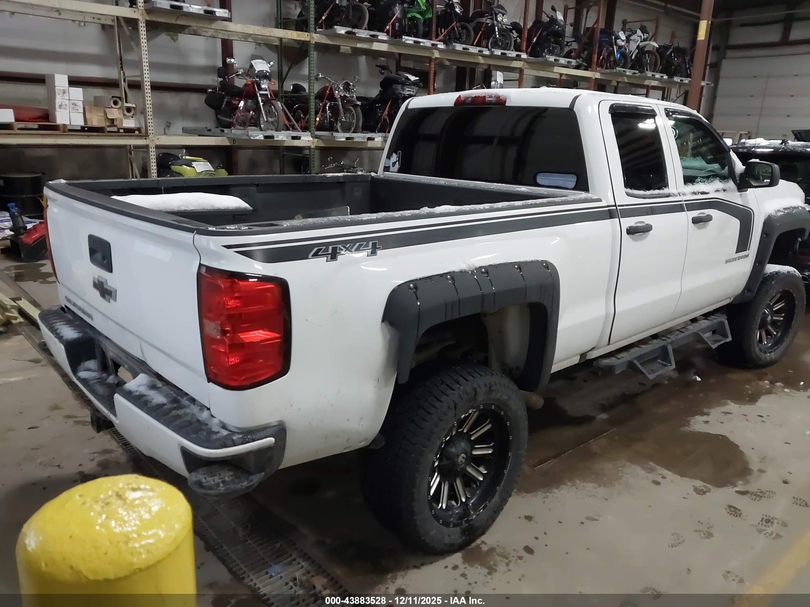 CHEVROLET SILVERADO image 4