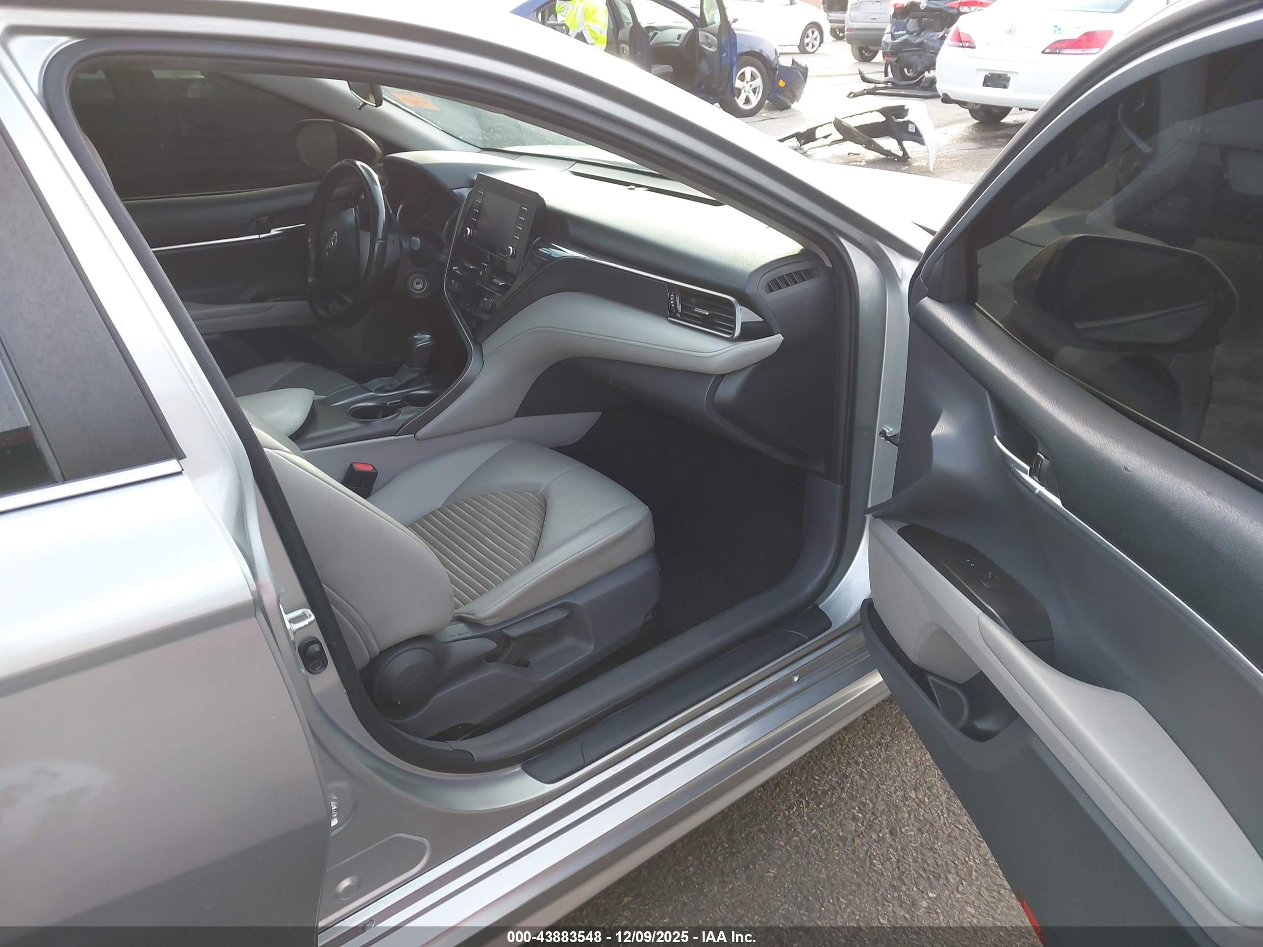 TOYOTA CAMRY image 5