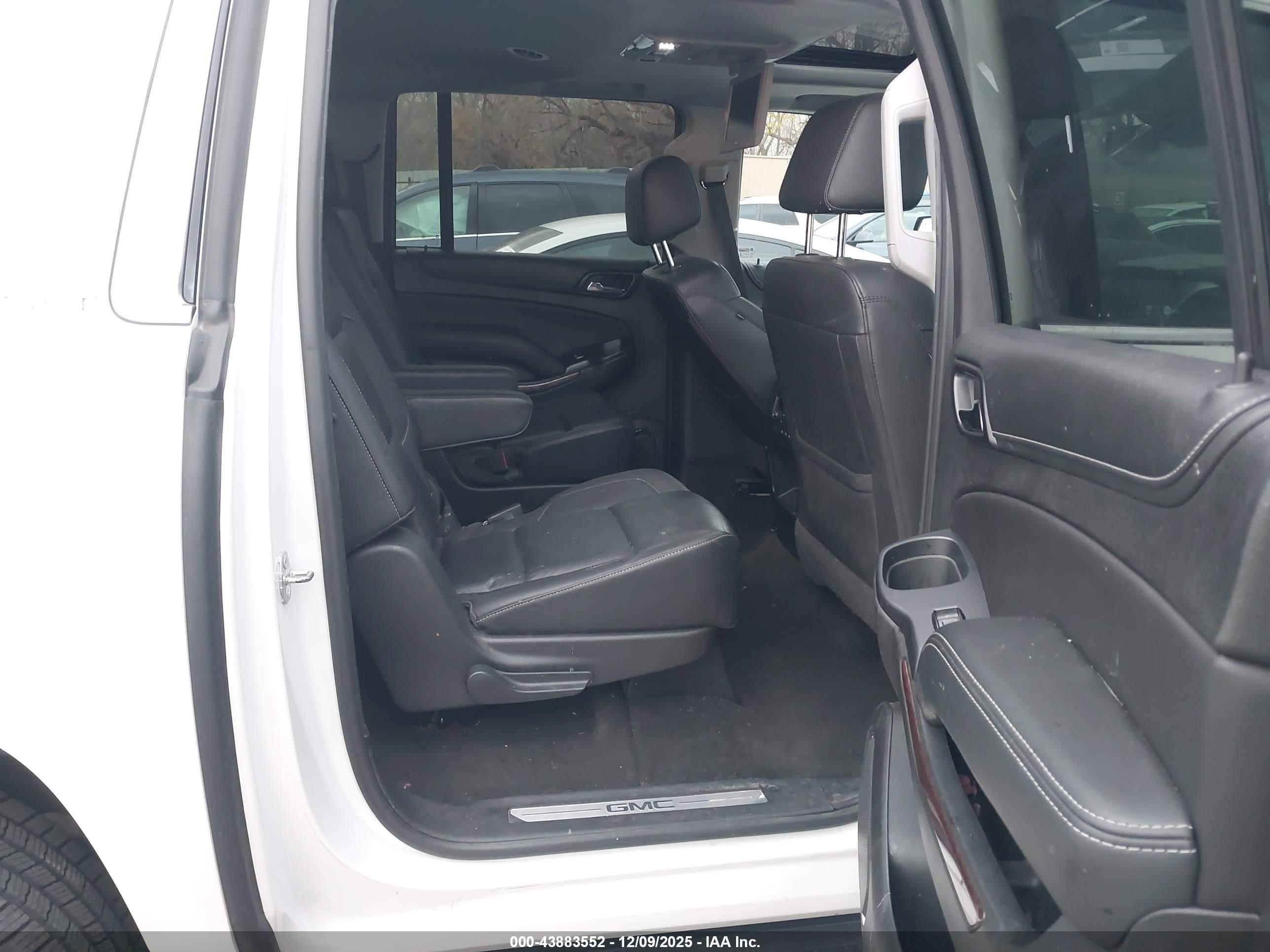 GMC YUKON image 8