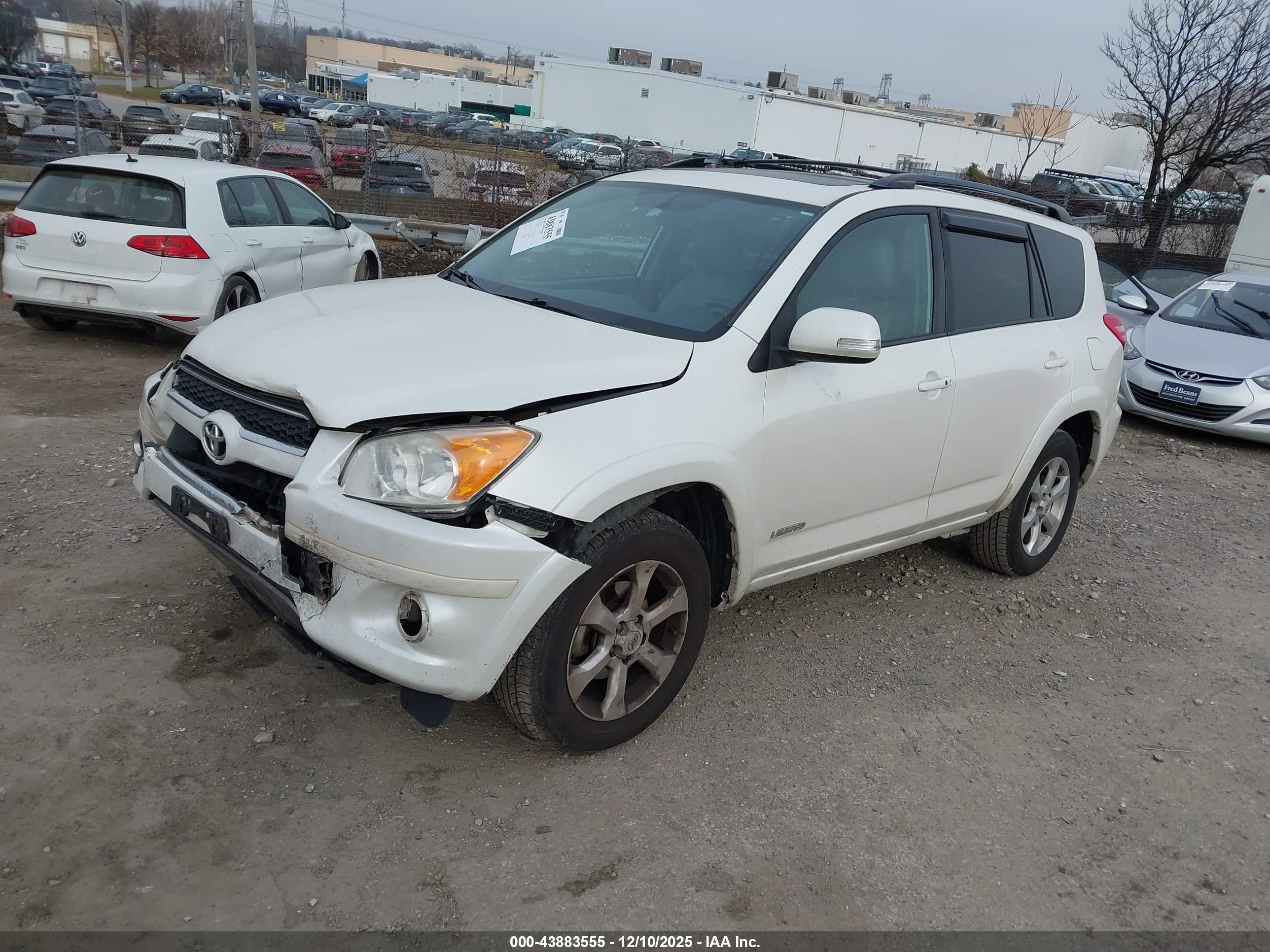 TOYOTA RAV4 image 2