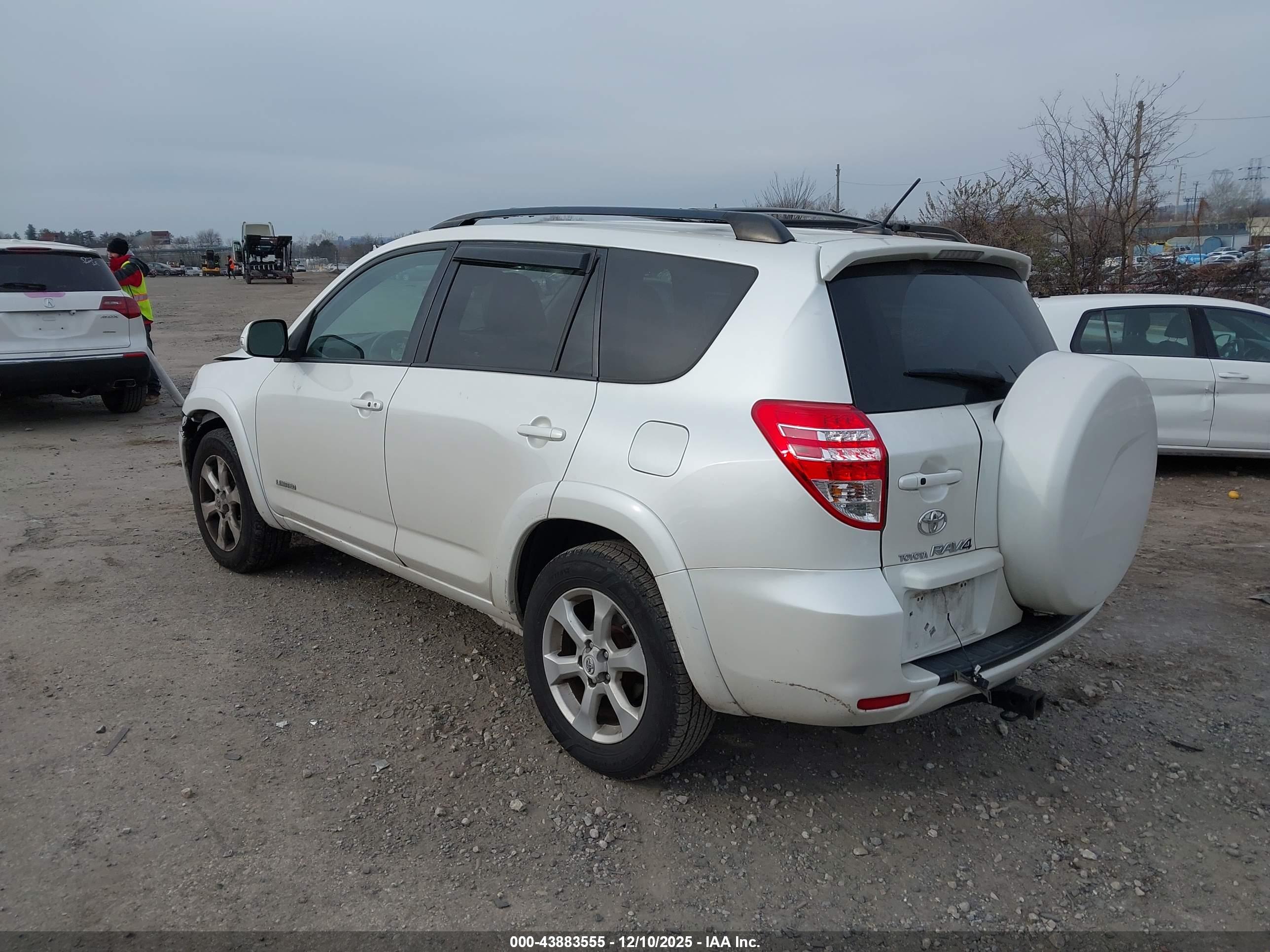 TOYOTA RAV4 image 3