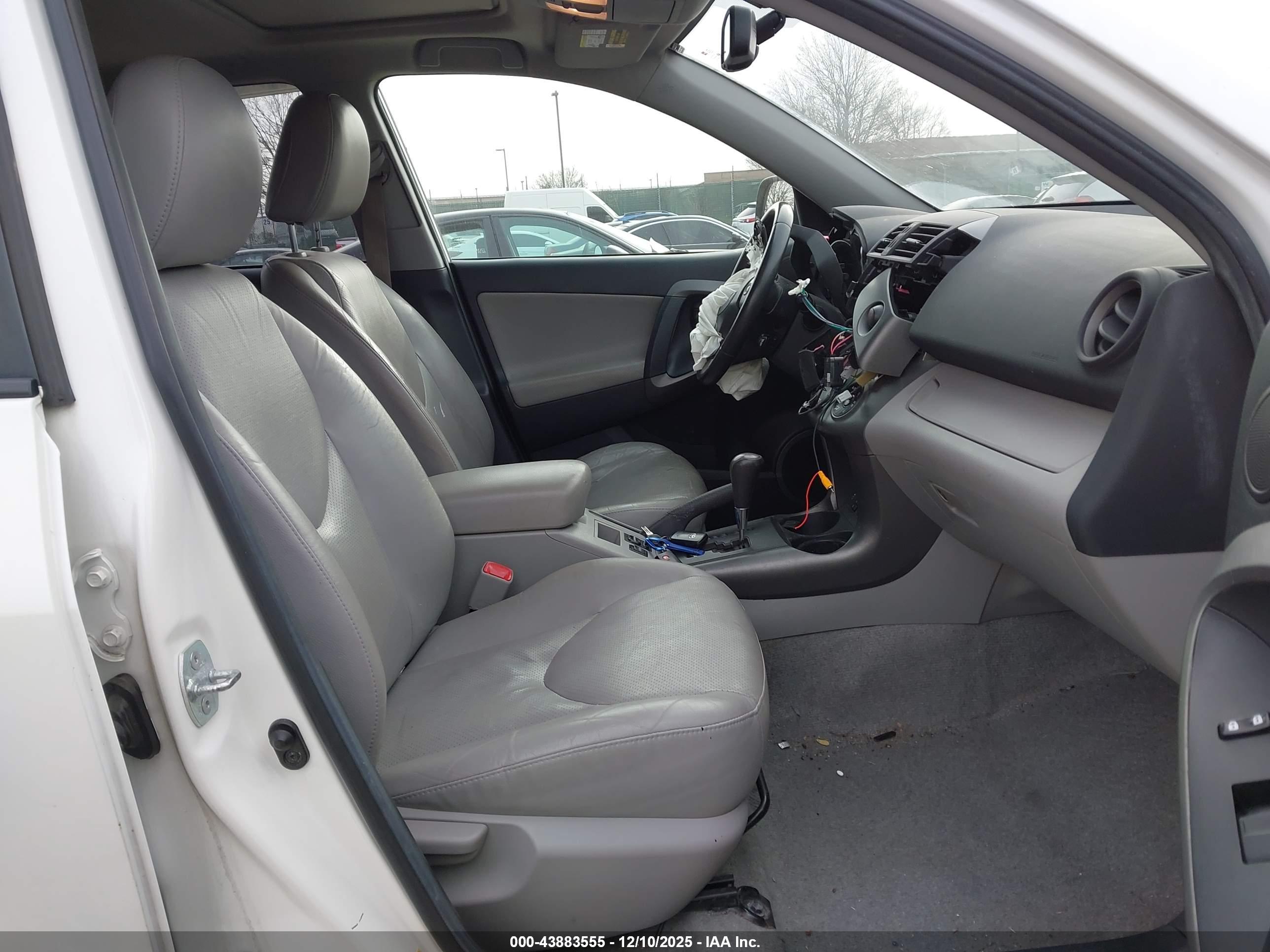 TOYOTA RAV4 image 5