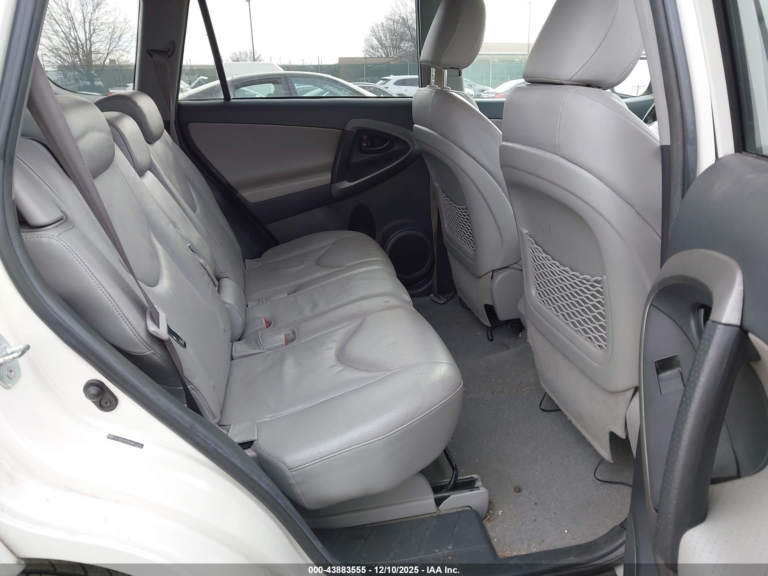 TOYOTA RAV4 image 8