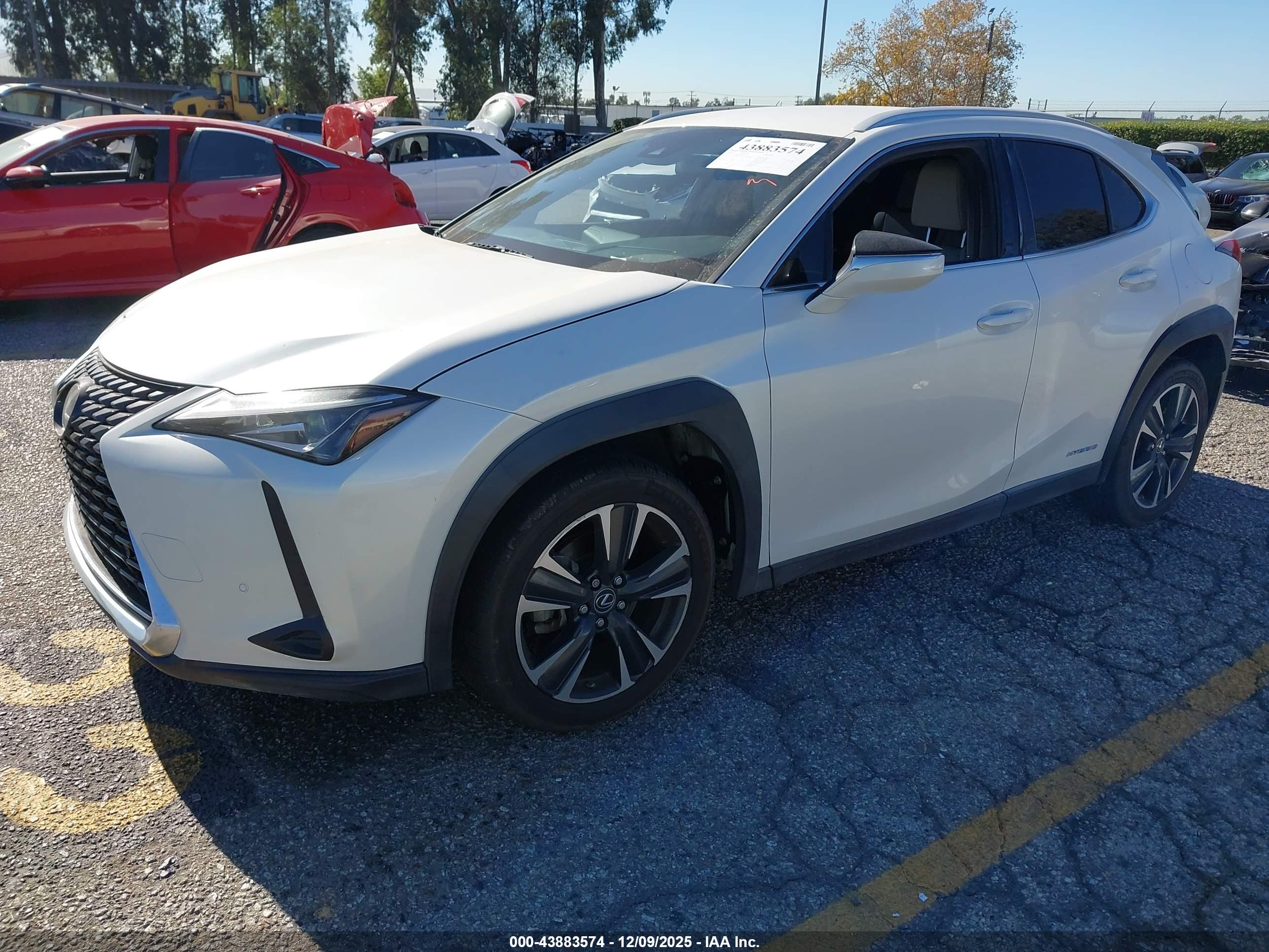 LEXUS UX image 2