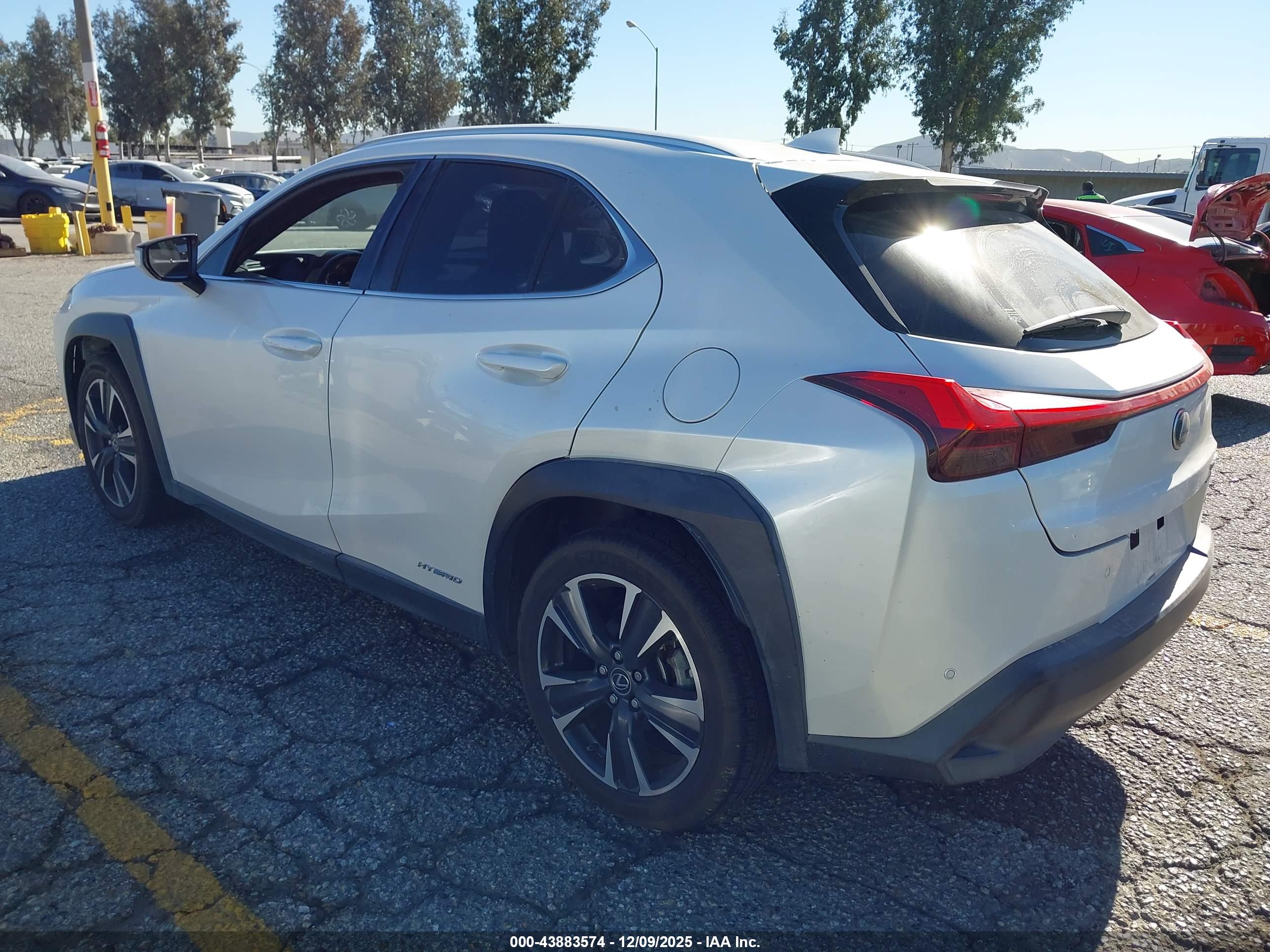 LEXUS UX image 3