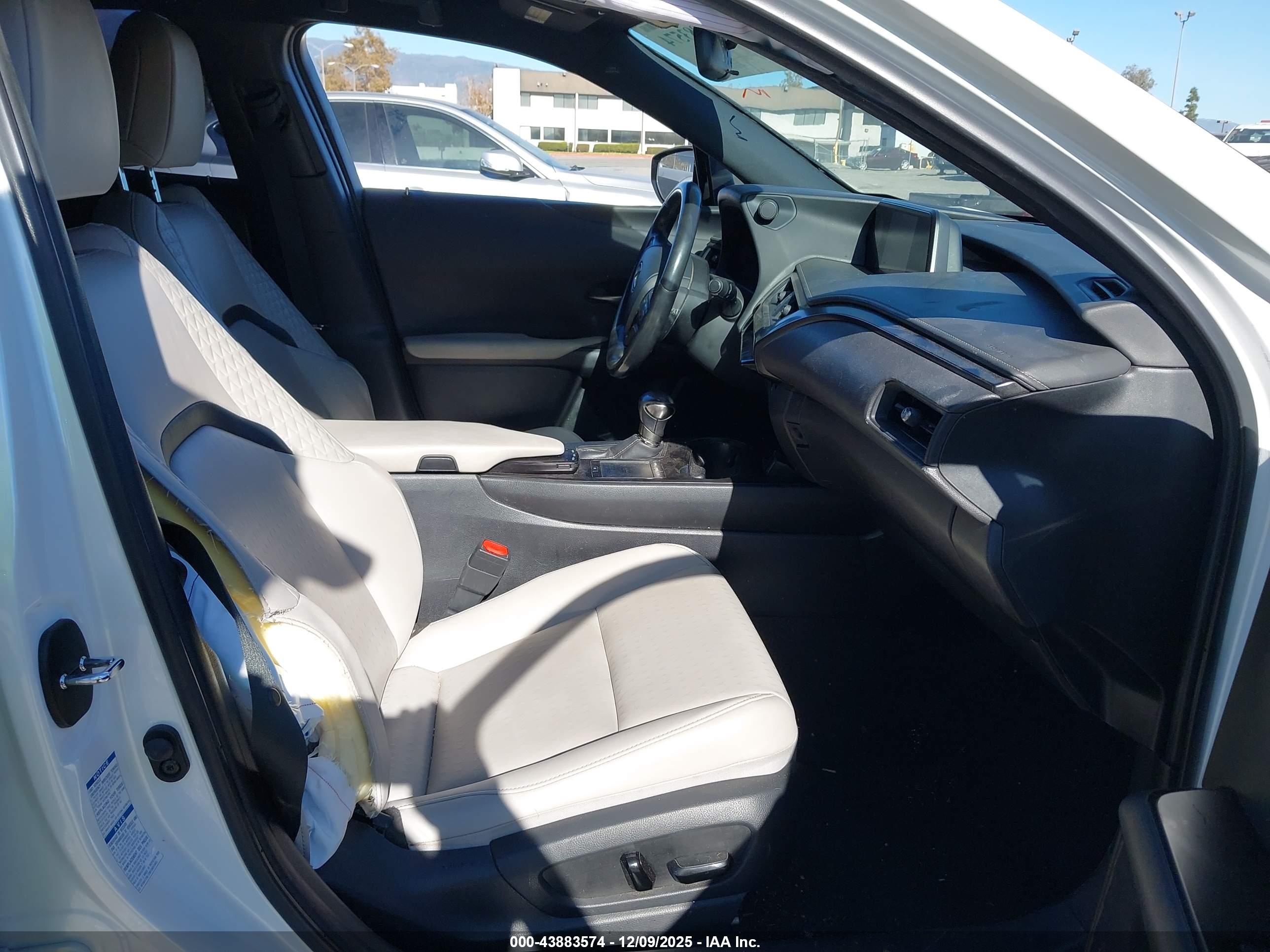LEXUS UX image 5