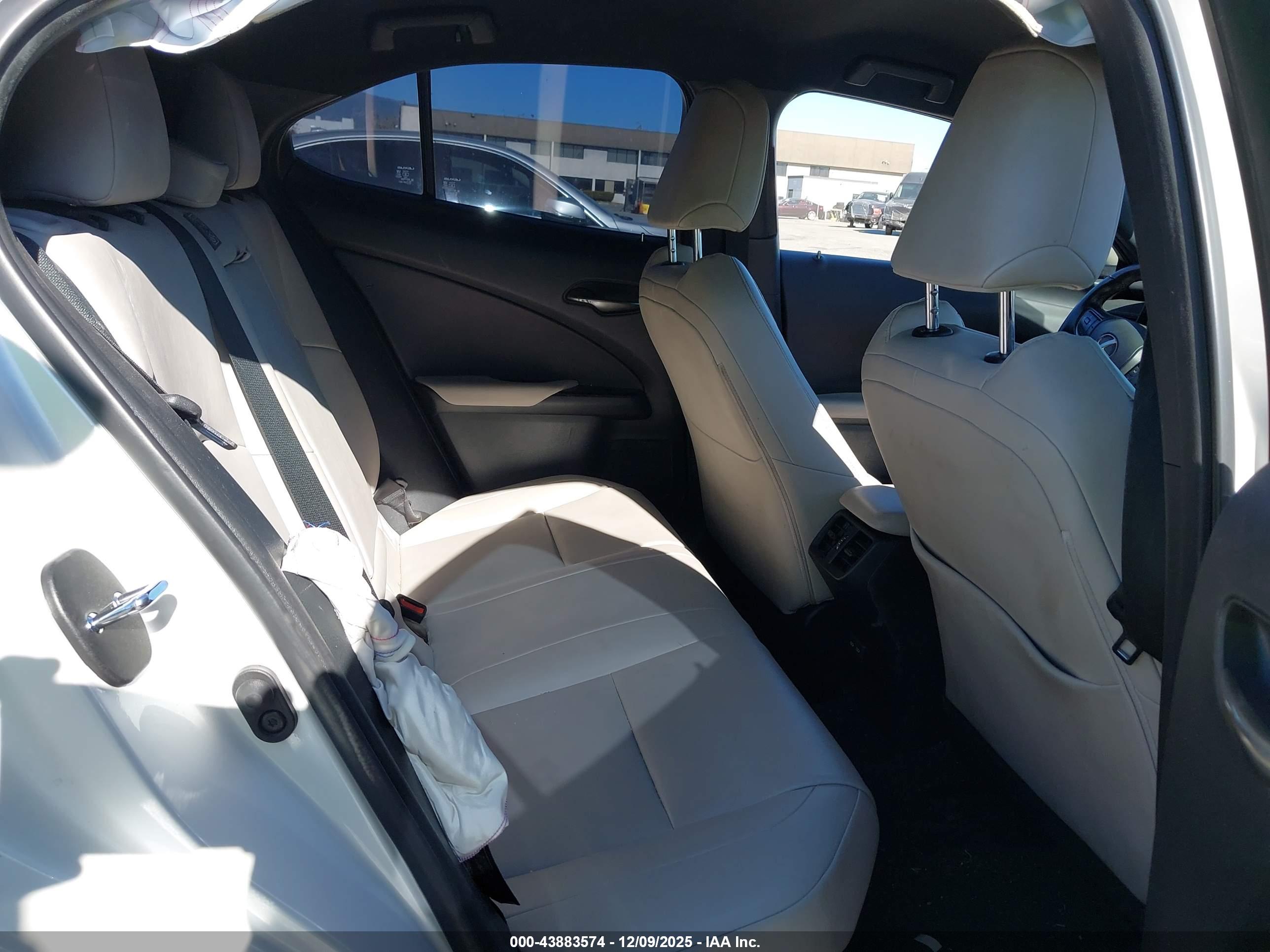 LEXUS UX image 8
