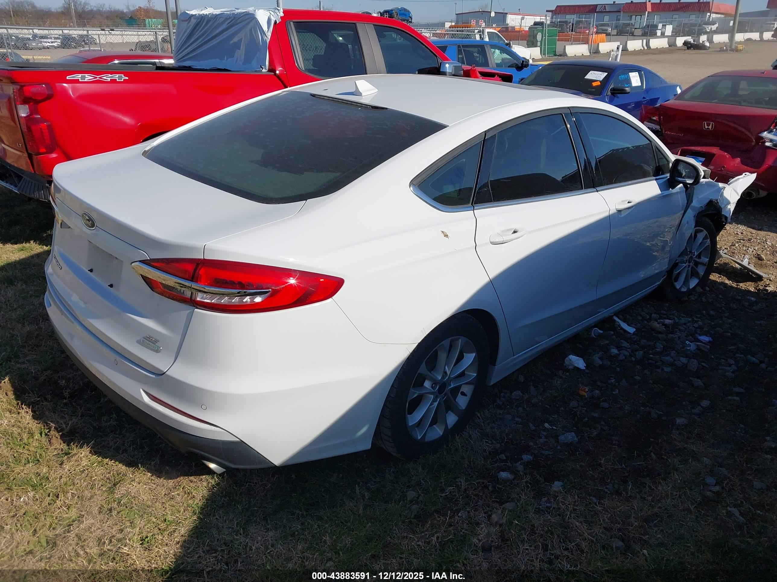FORD FUSION image 4