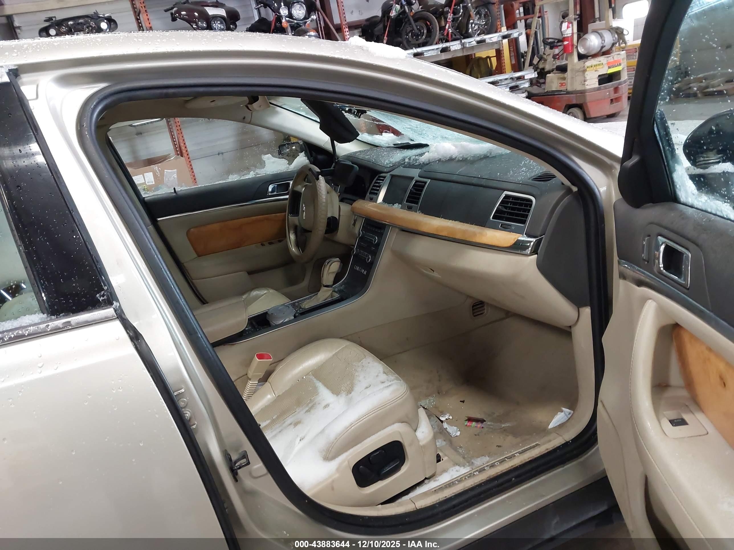 LINCOLN MKS image 5