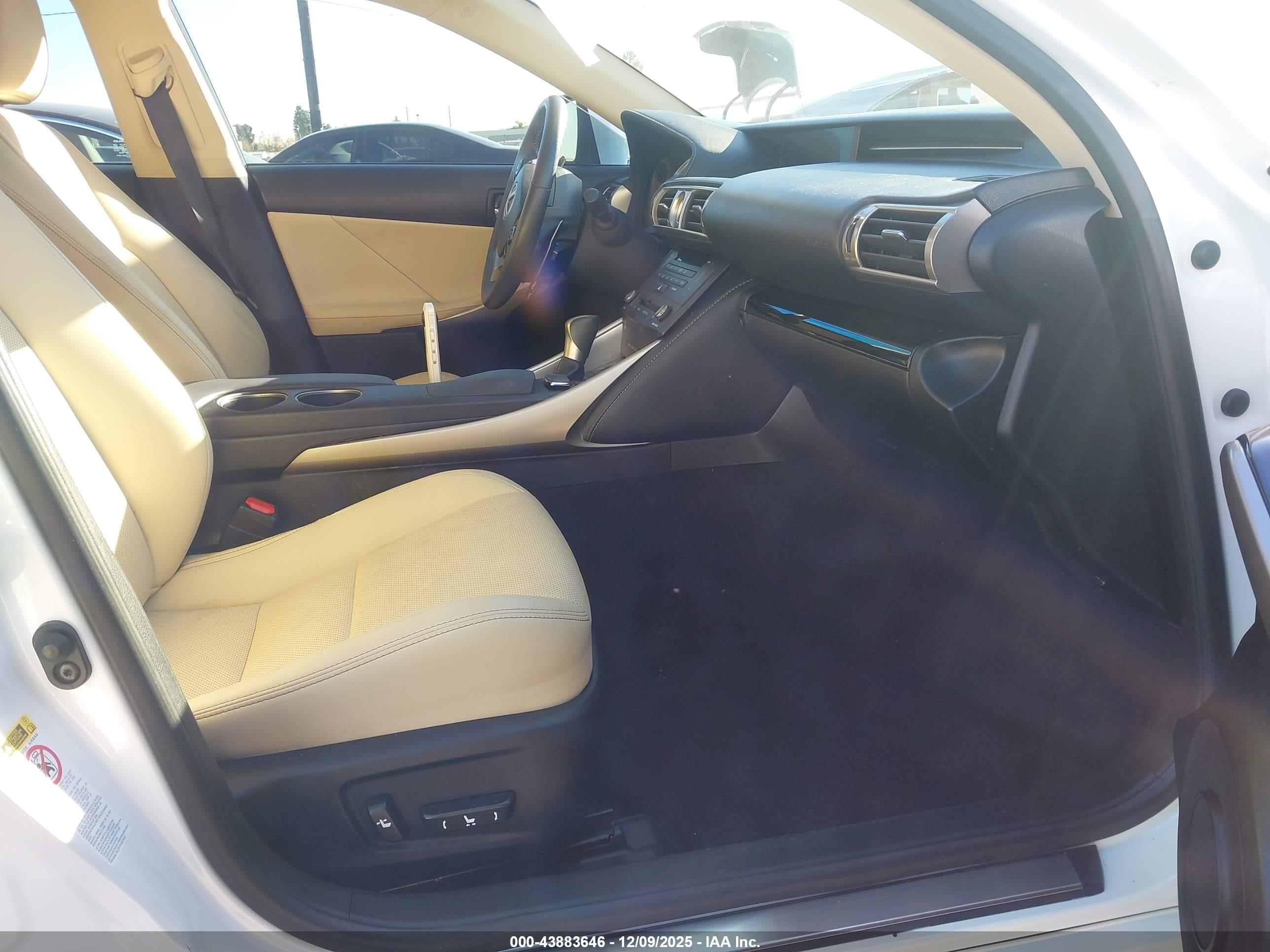 LEXUS IS image 5