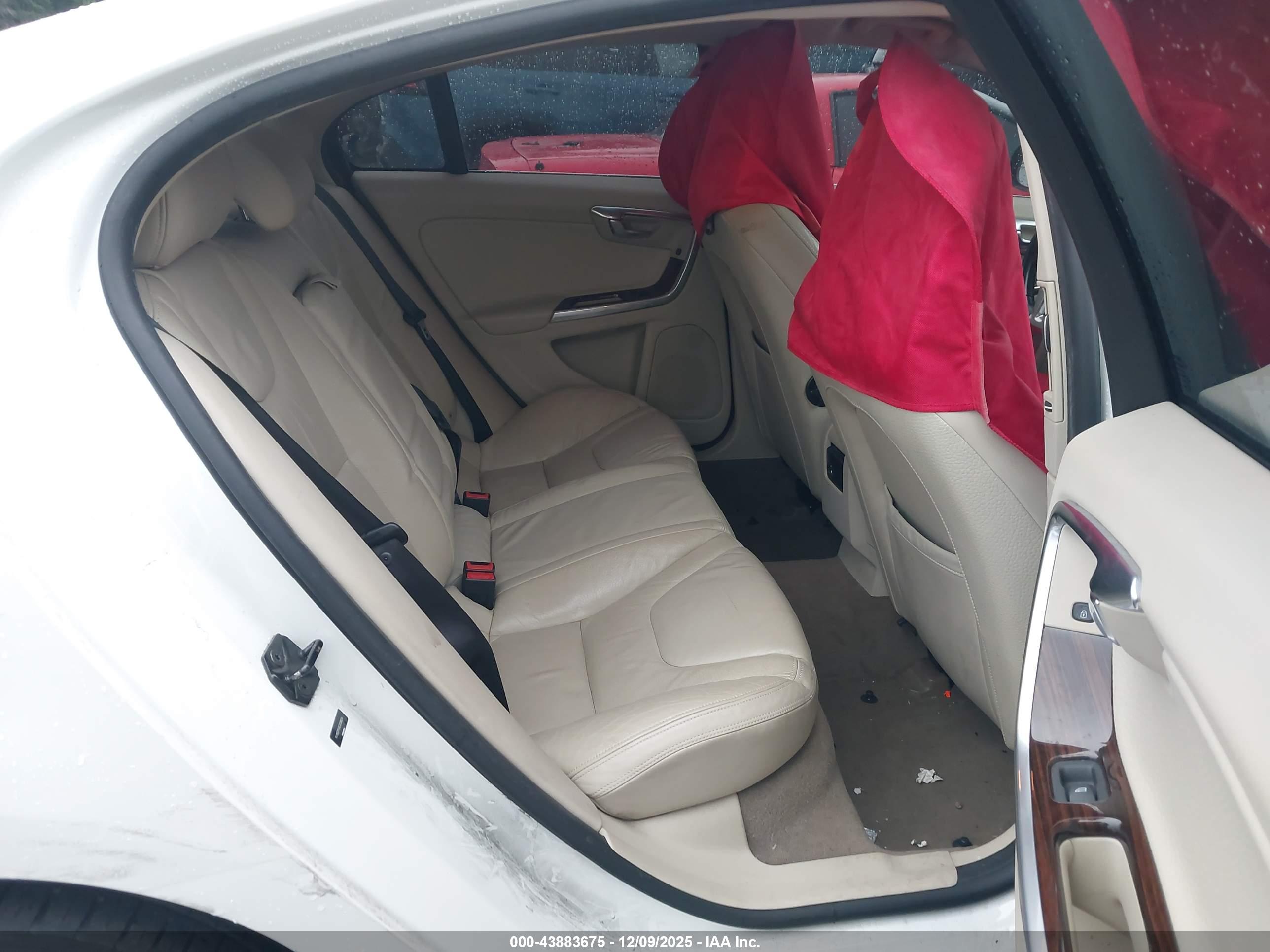 VOLVO S60 image 8