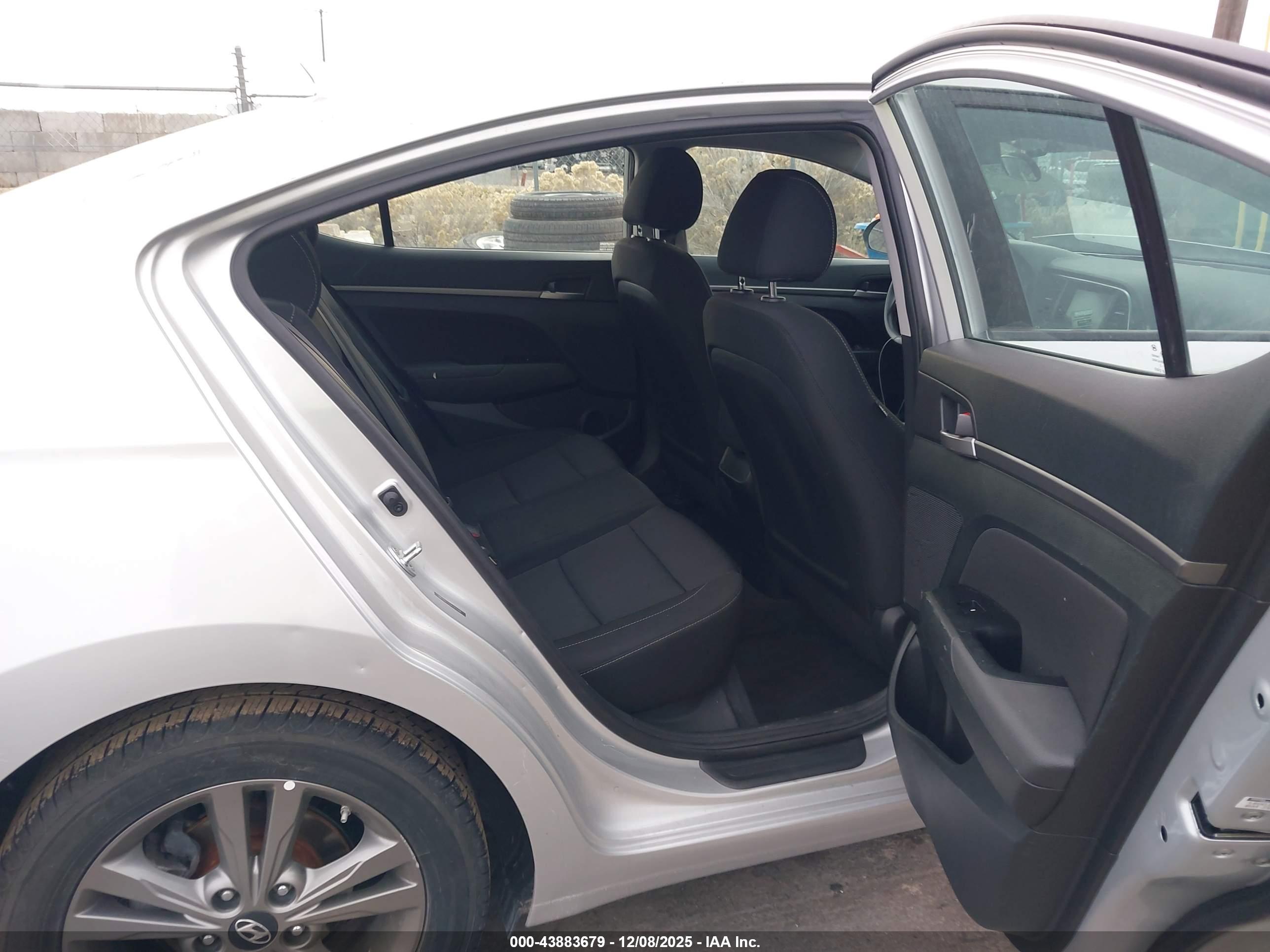 HYUNDAI ELANTRA image 8