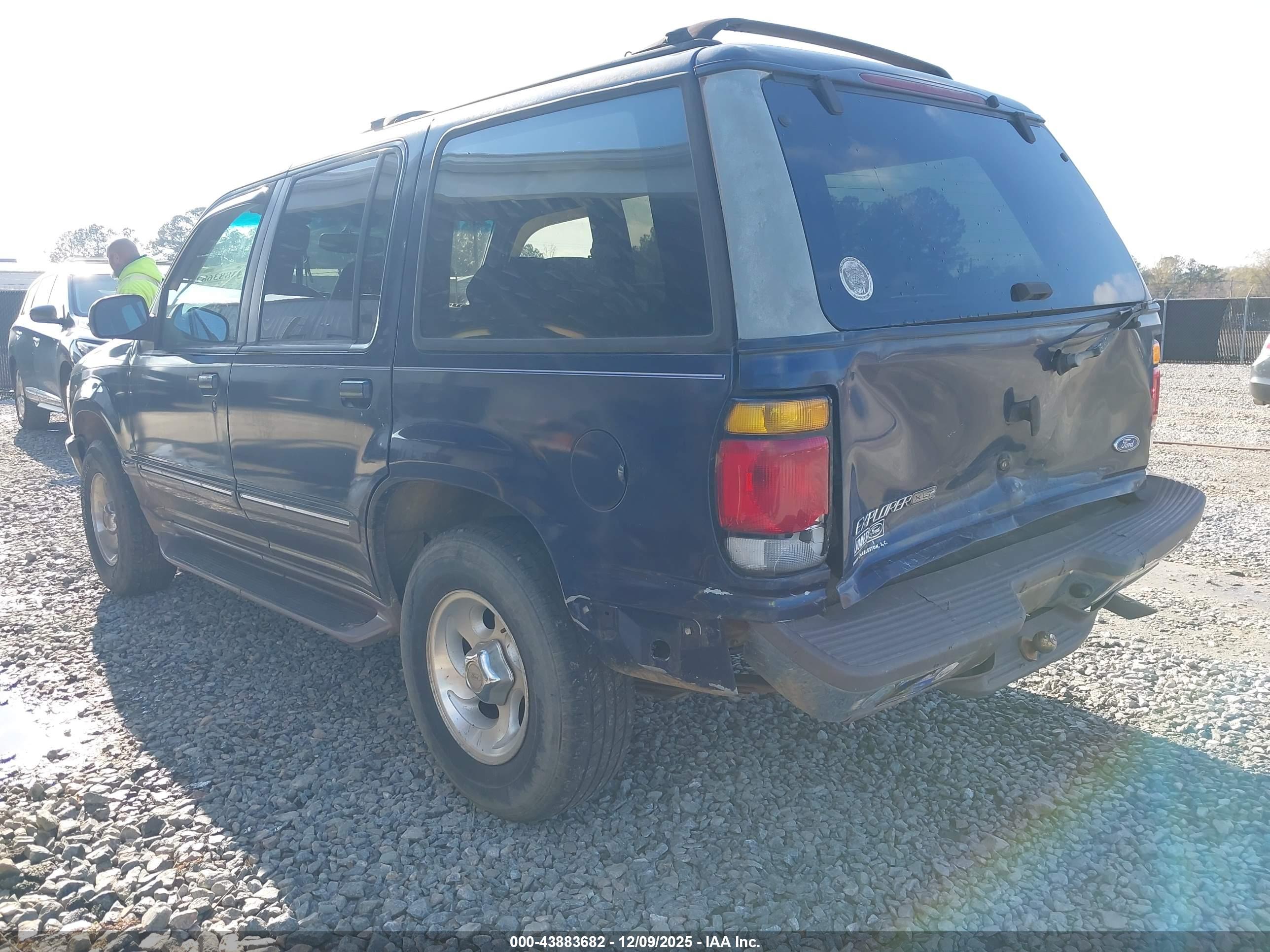 FORD EXPLORER image 3