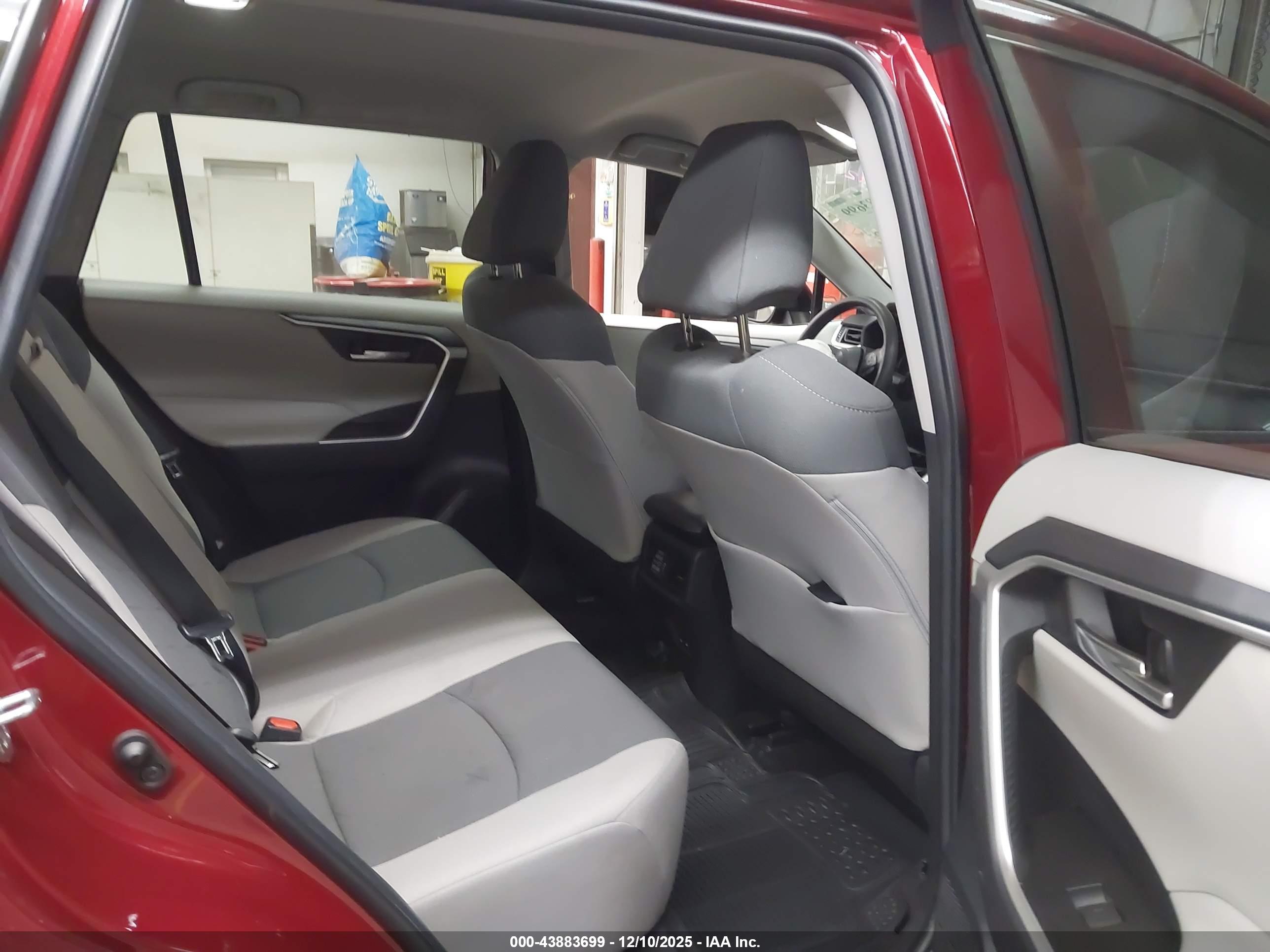 TOYOTA RAV4 image 8