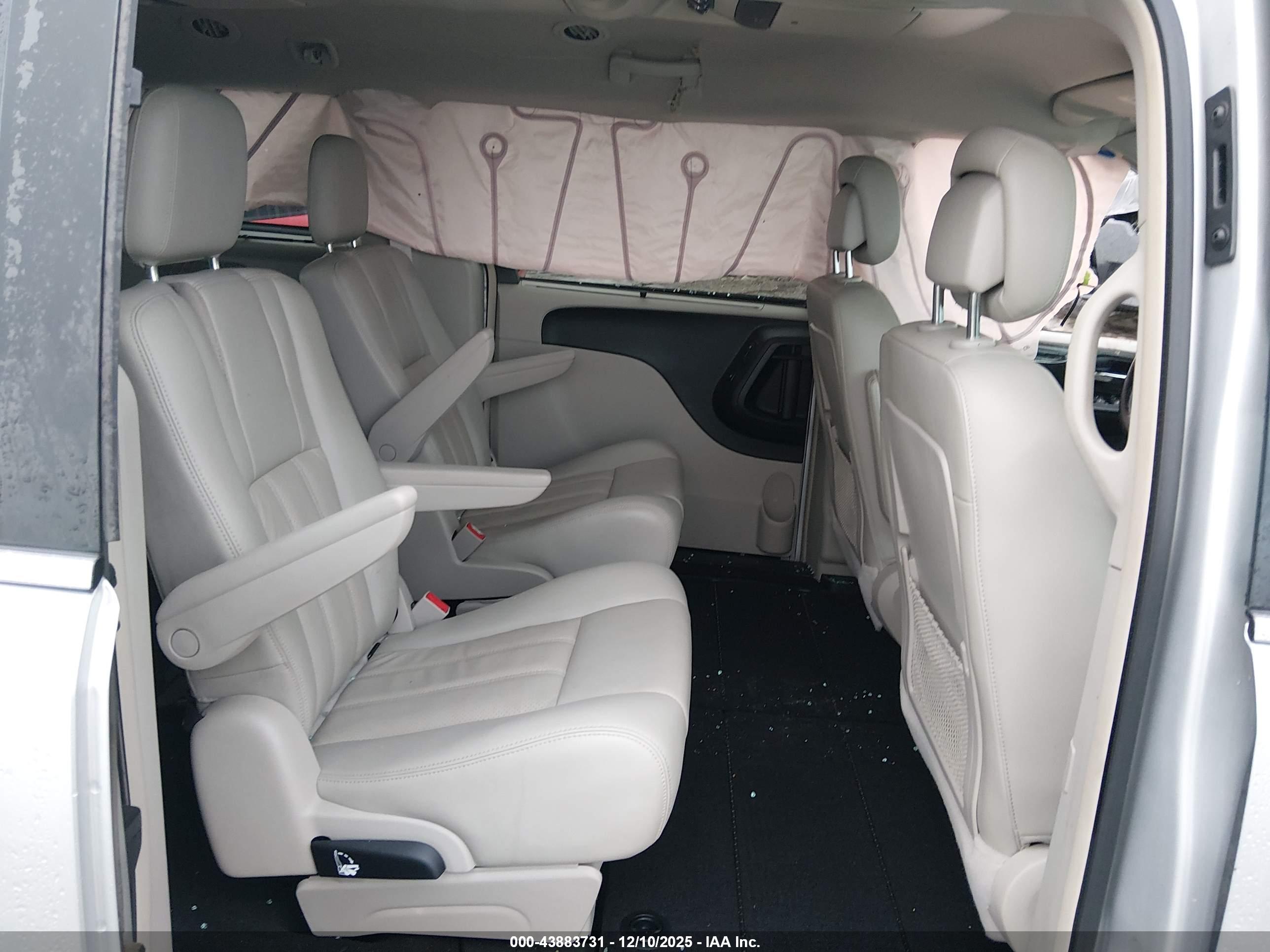 CHRYSLER TOWN image 8
