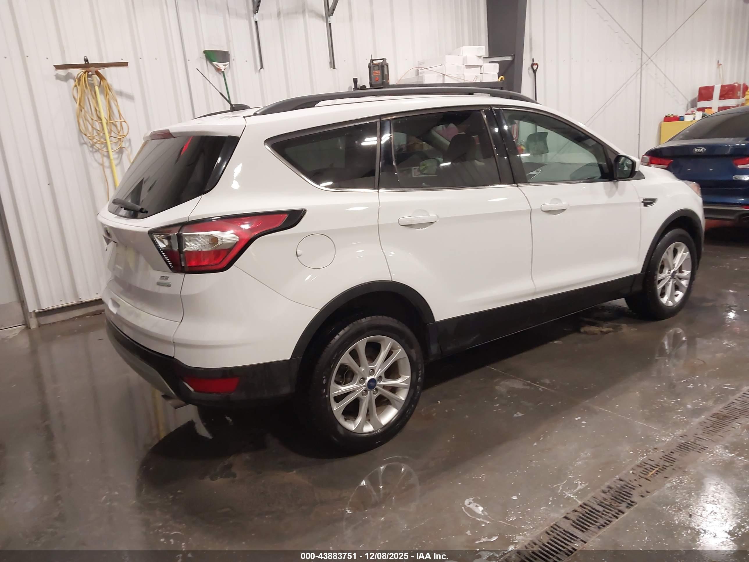 FORD ESCAPE image 4