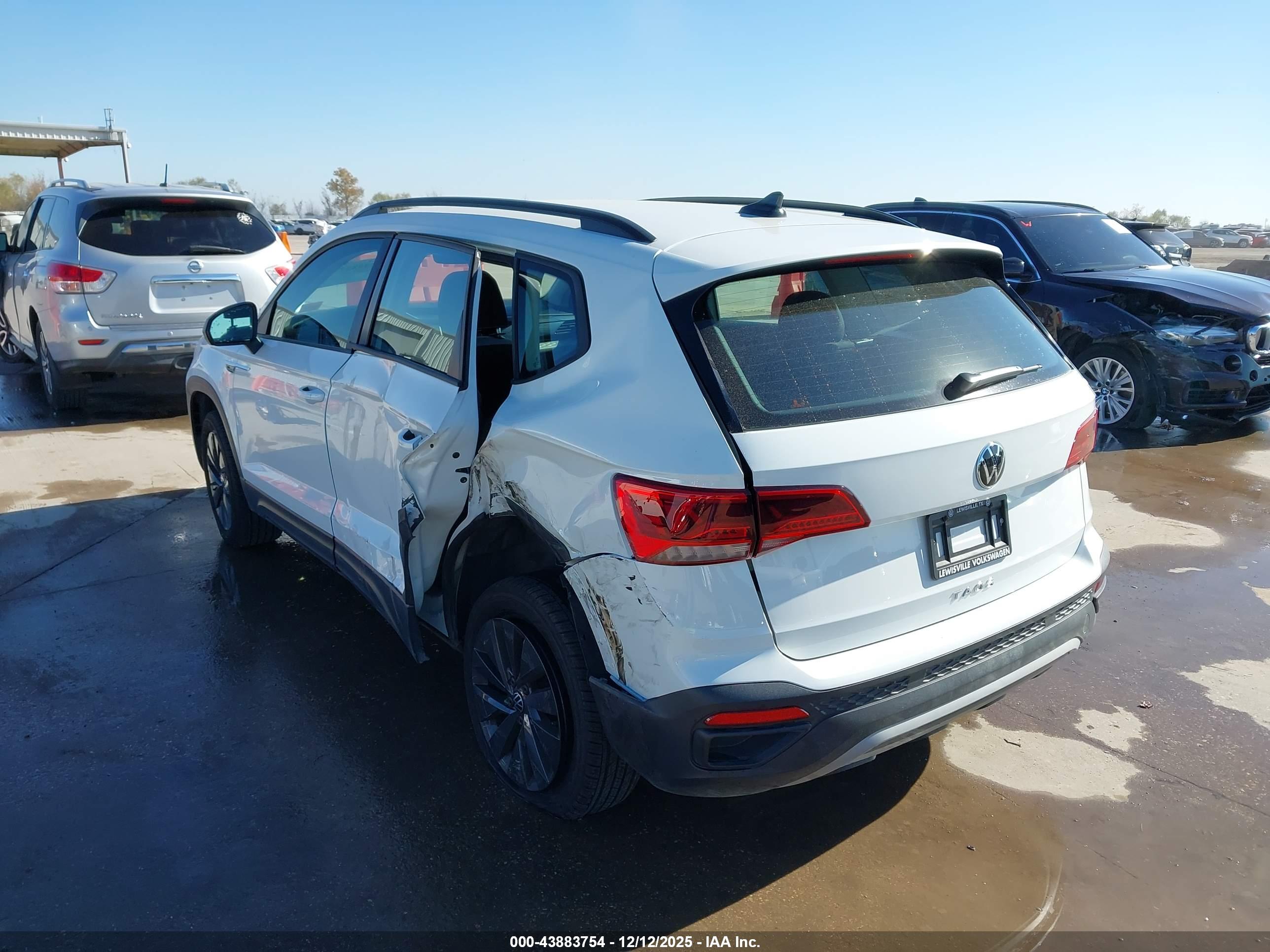 VOLKSWAGEN TAOS image 3