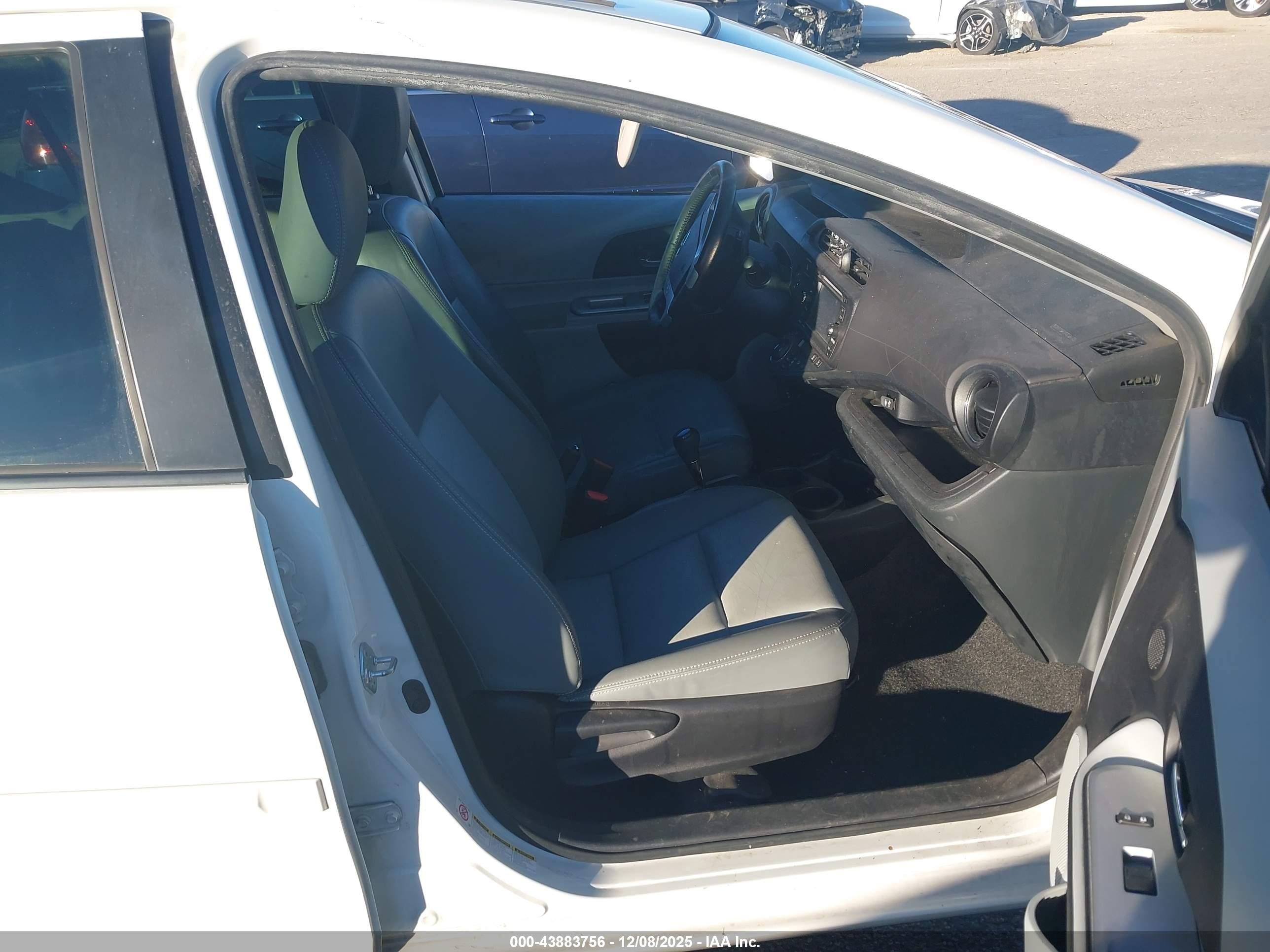 TOYOTA PRIUS image 5