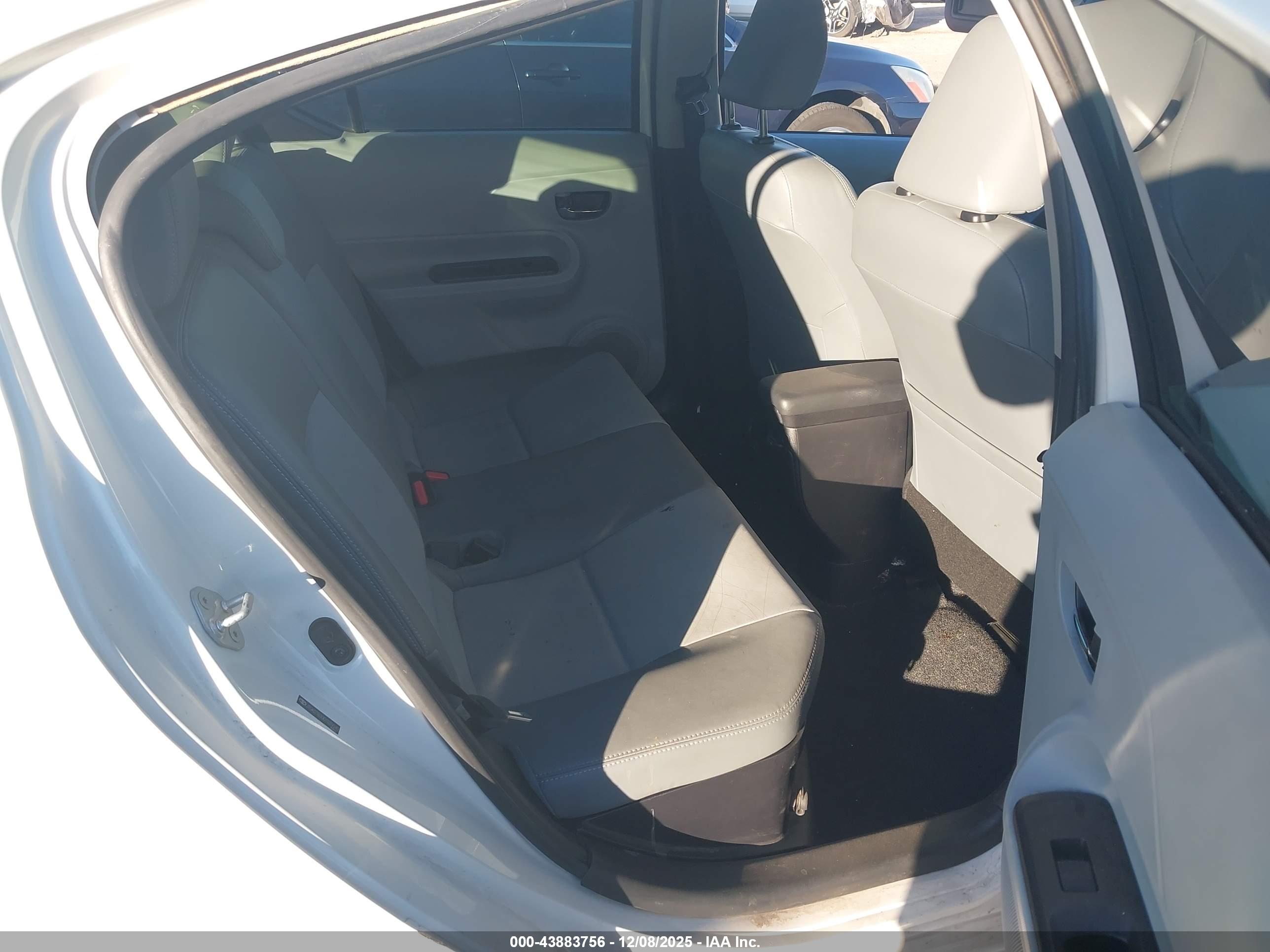 TOYOTA PRIUS image 8