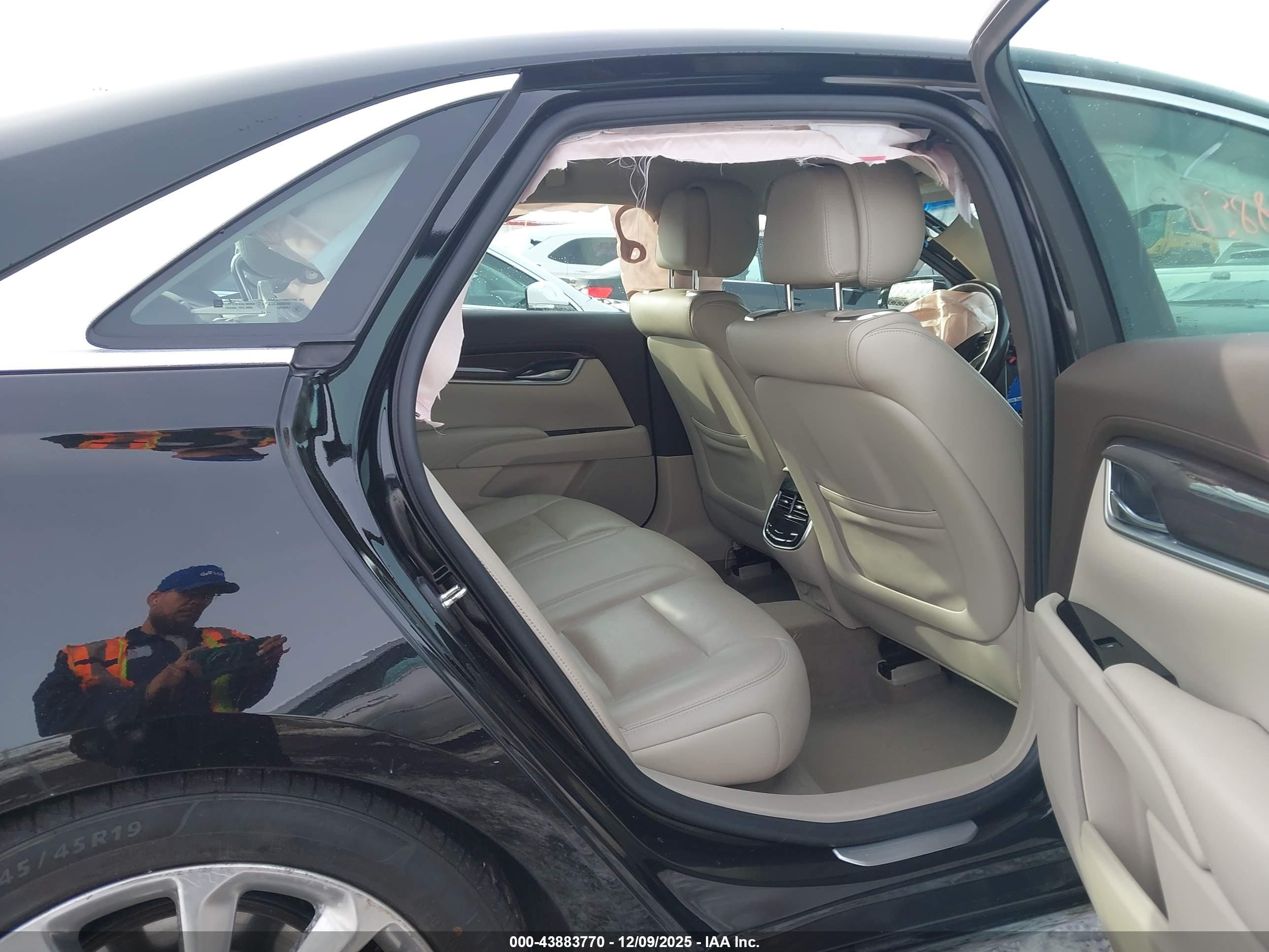 CADILLAC XTS image 8